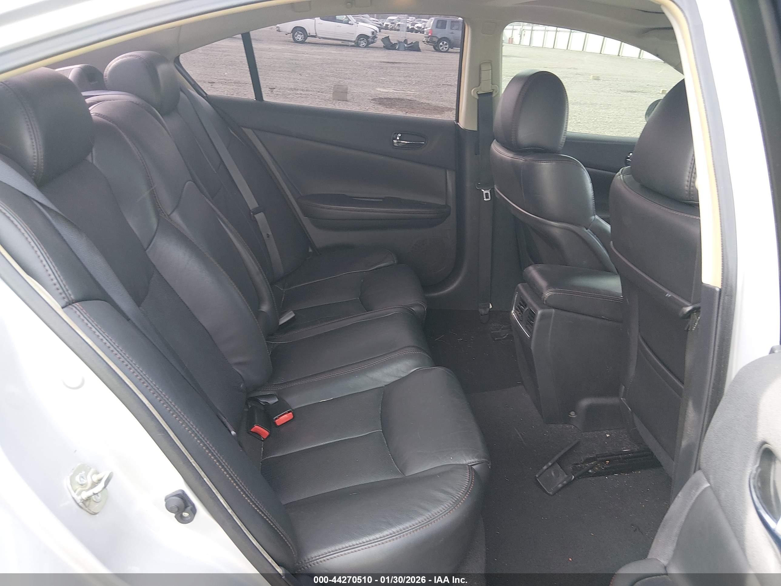 NISSAN MAXIMA image 8