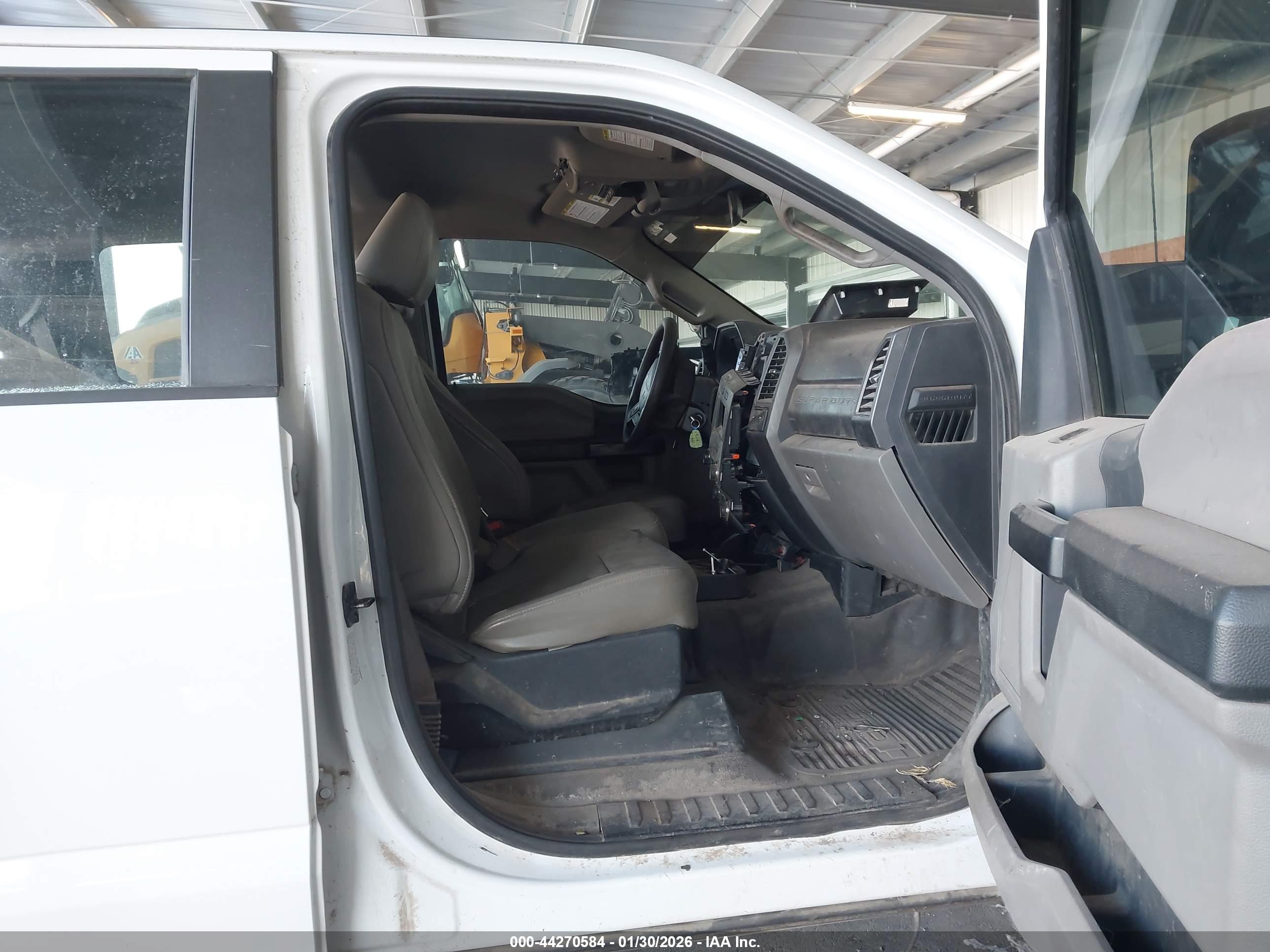 FORD F-550 image 8