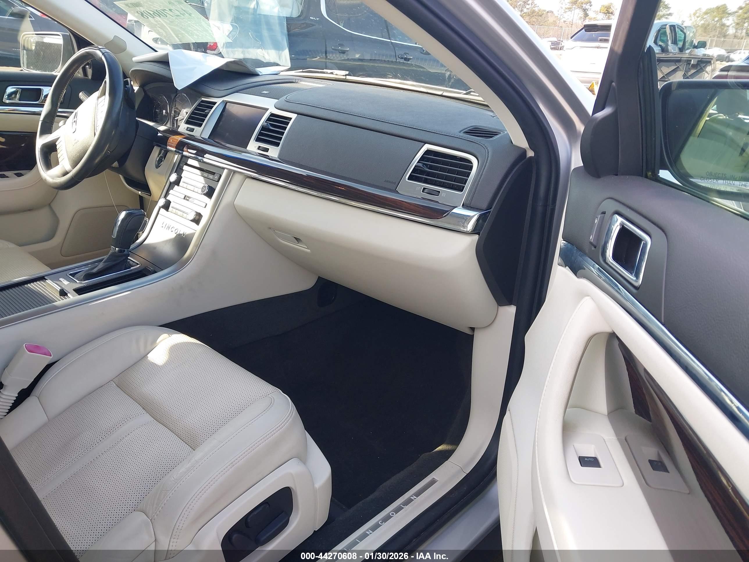 LINCOLN MKS image 5
