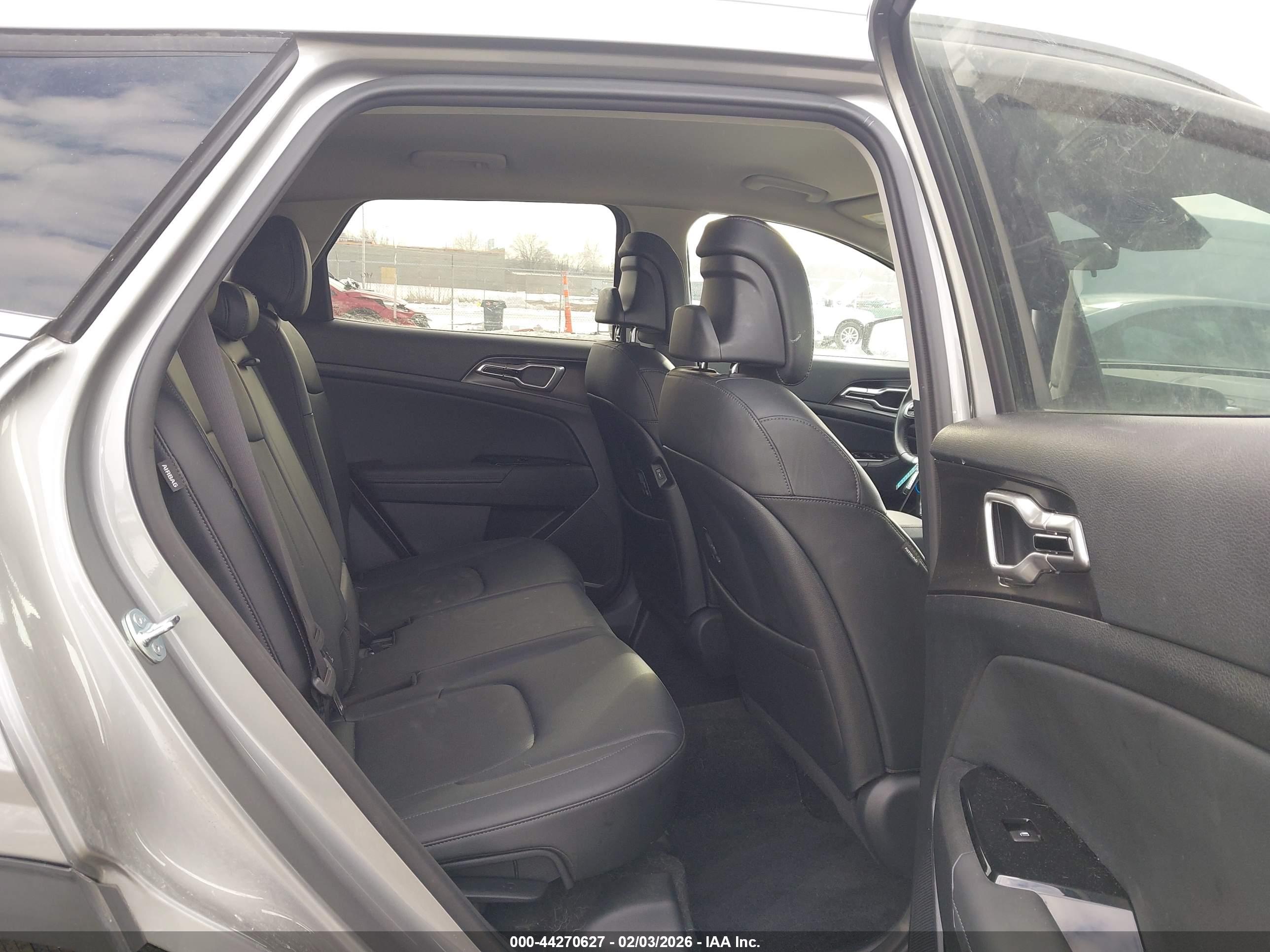 KIA SPORTAGE image 8