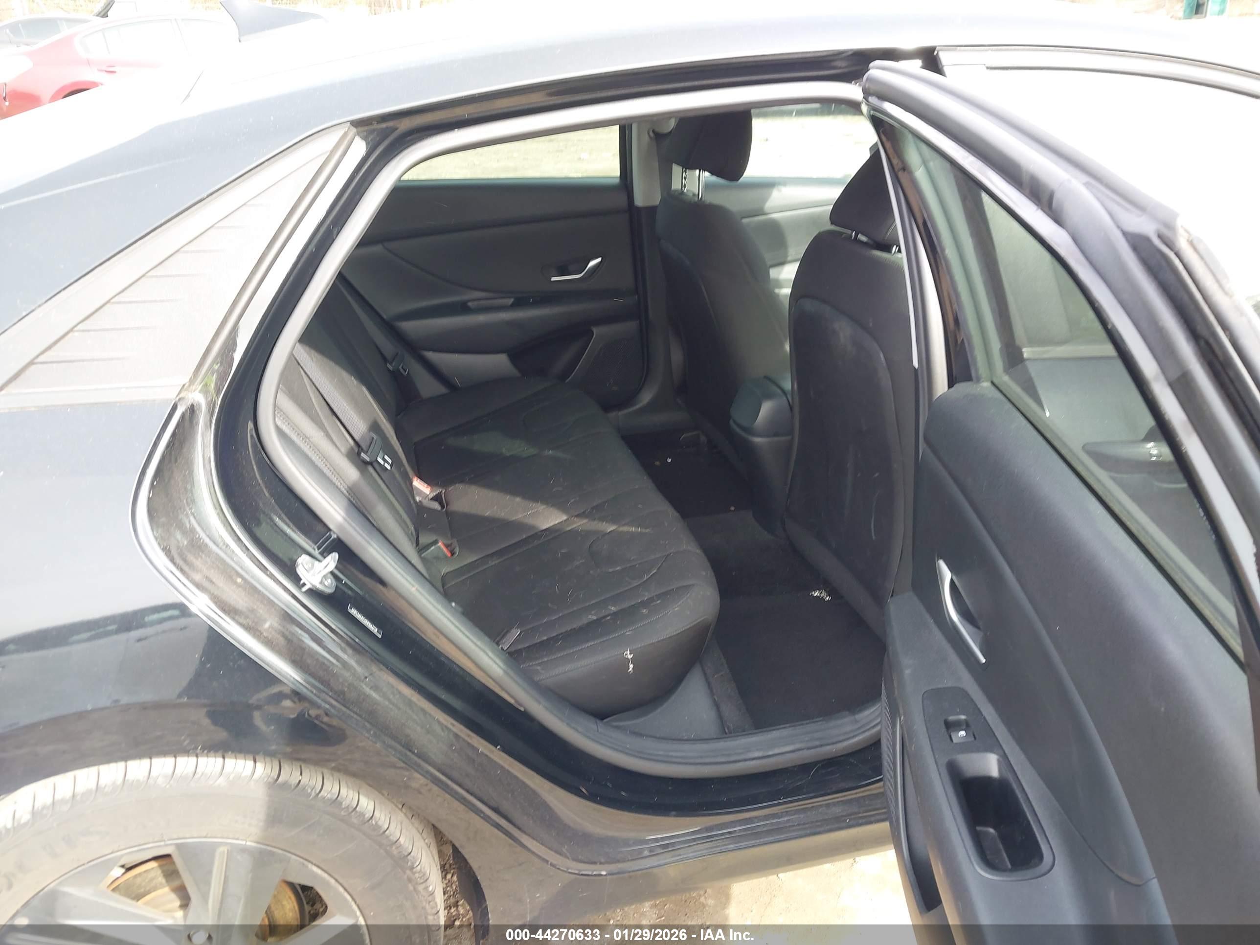 HYUNDAI ELANTRA image 8