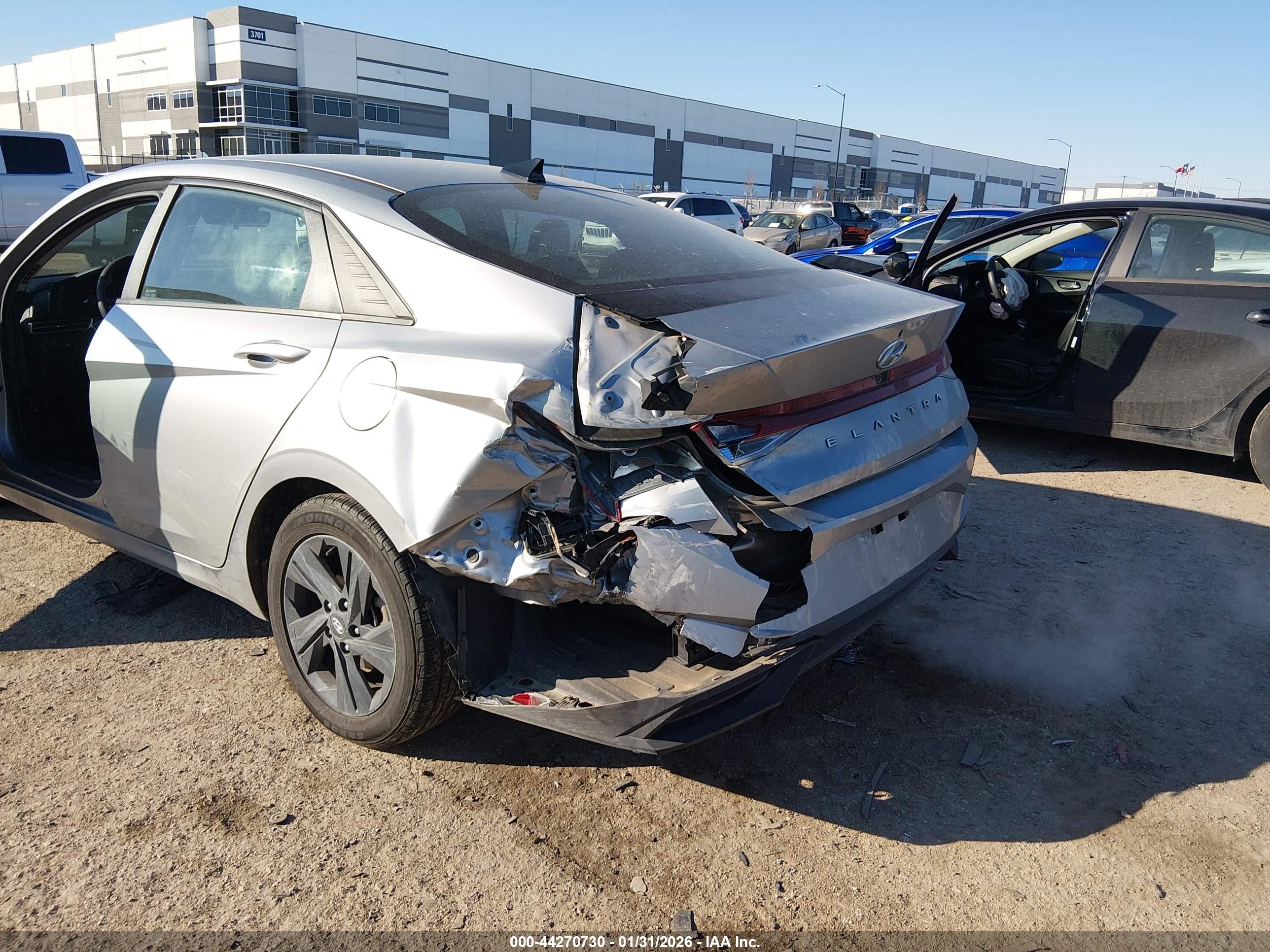 HYUNDAI ELANTRA image 6