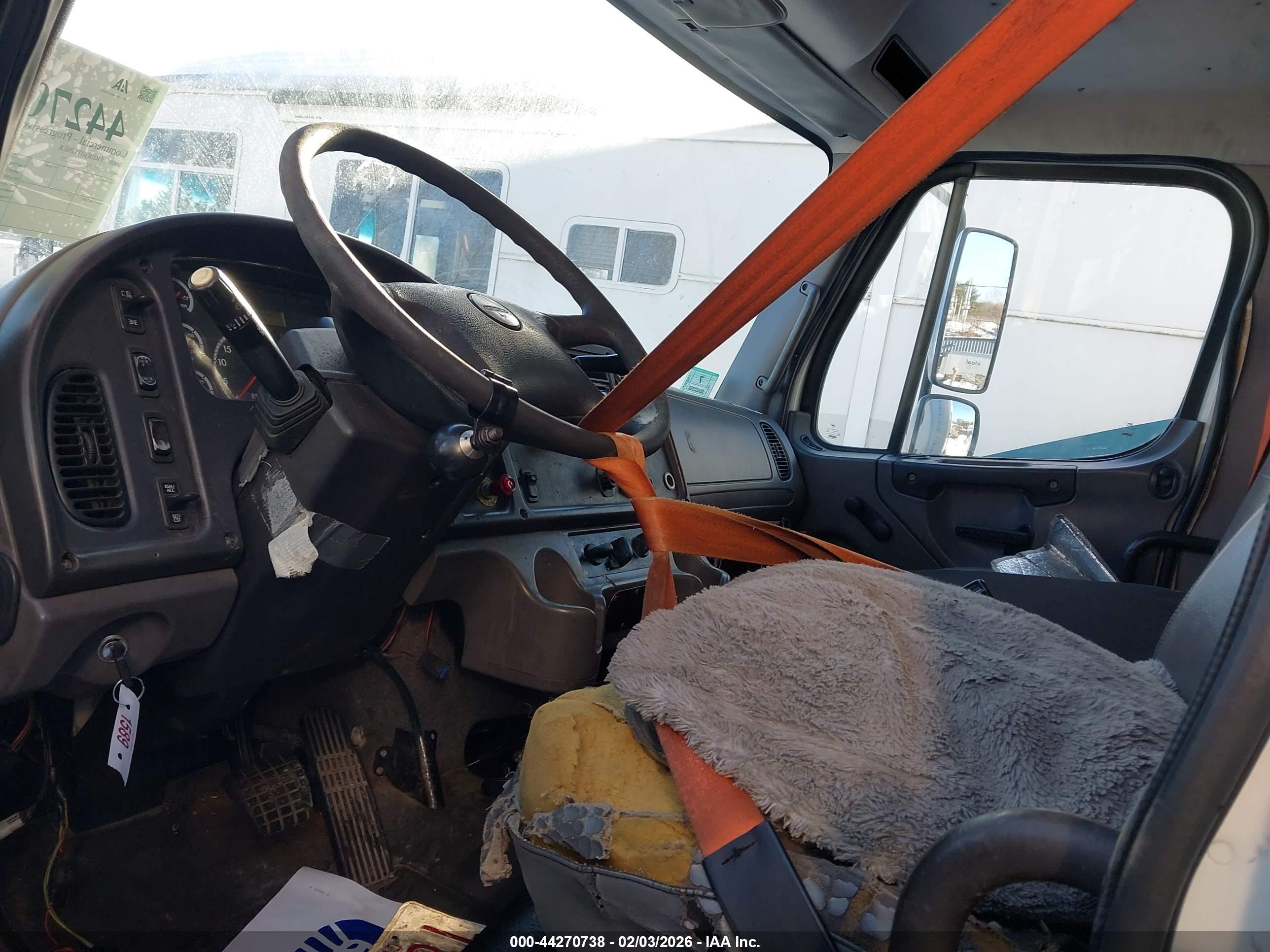 FREIGHTLINER M2 image 7