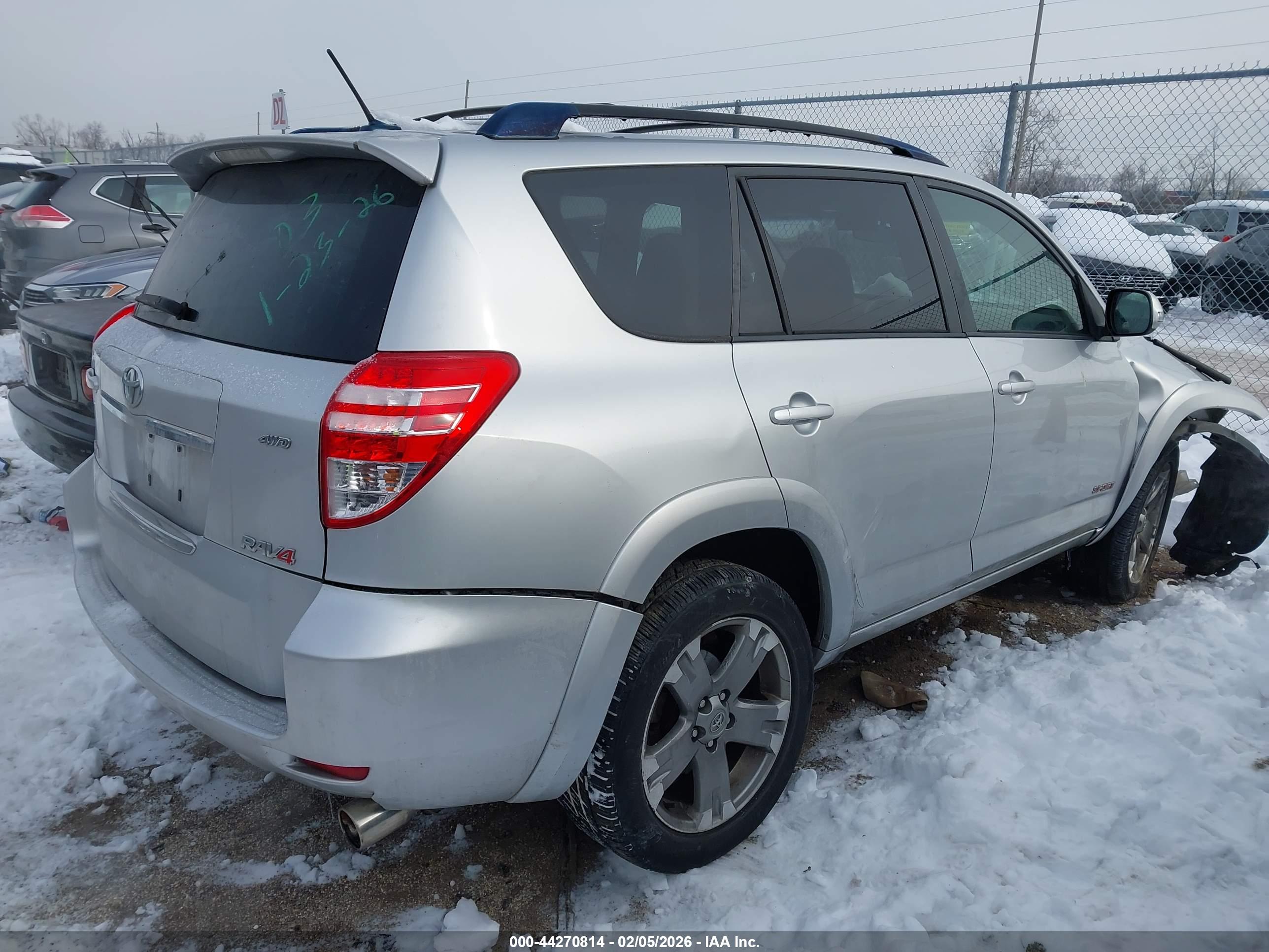 TOYOTA RAV4 image 4