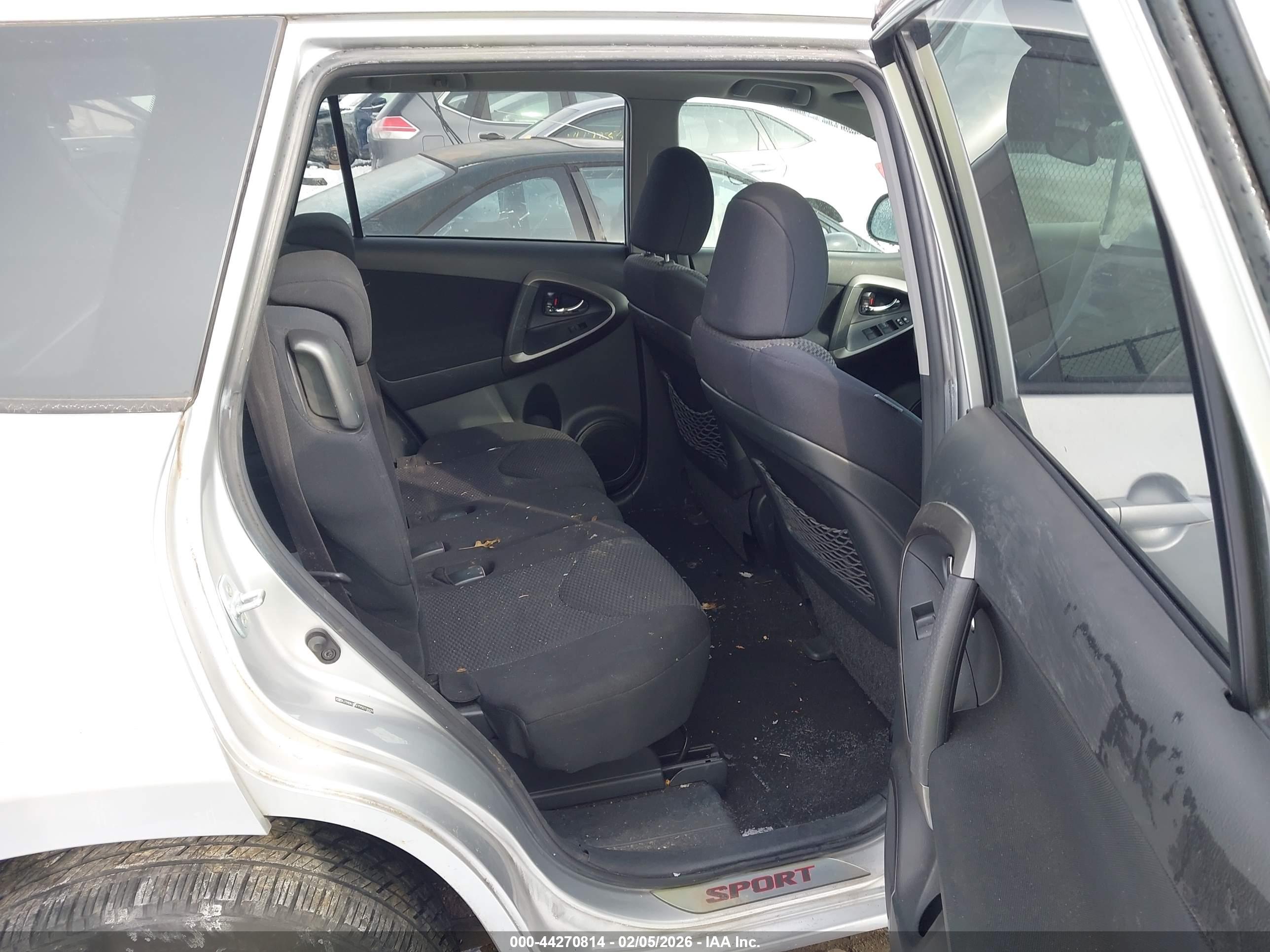 TOYOTA RAV4 image 8