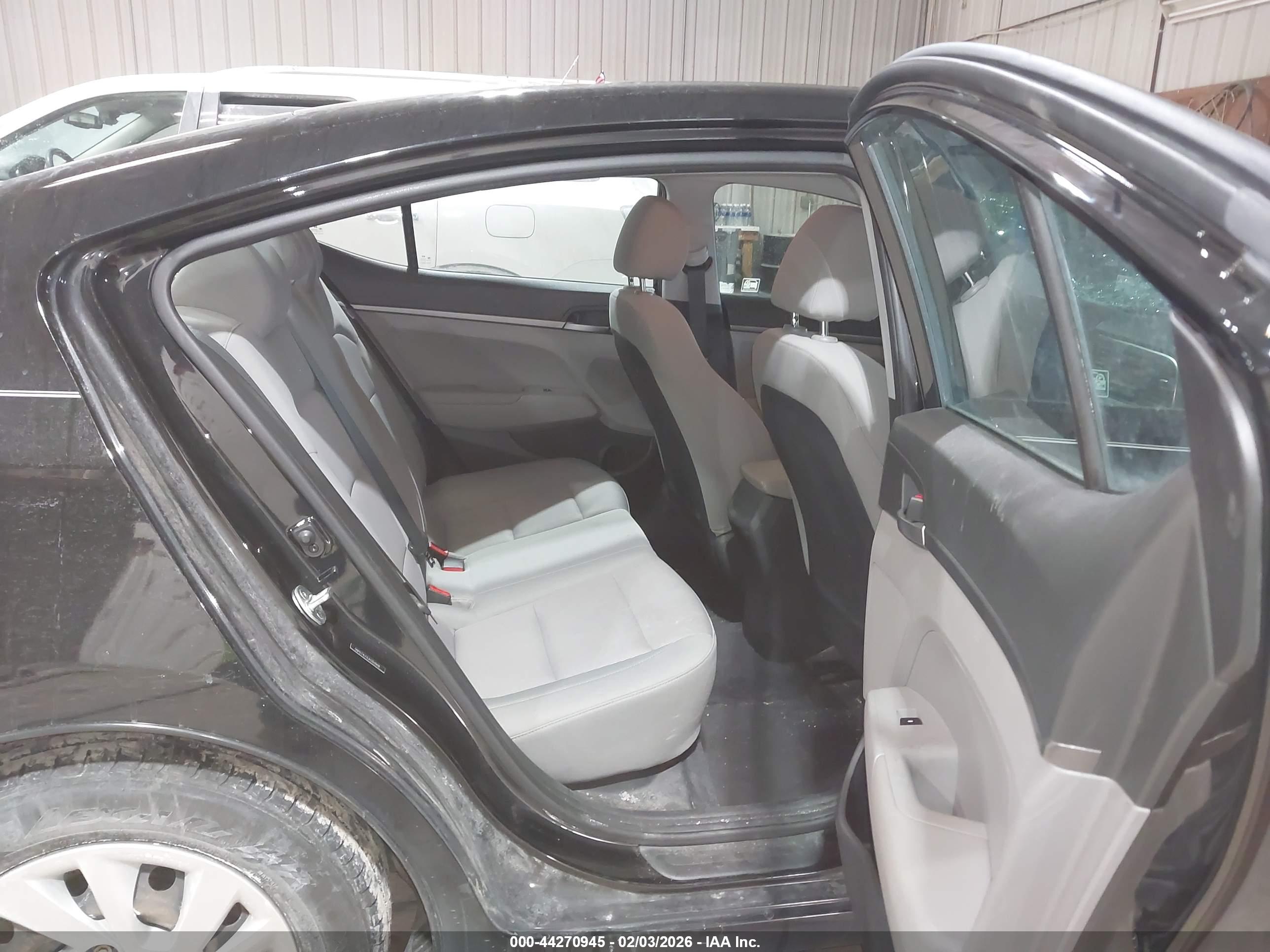 HYUNDAI ELANTRA image 8