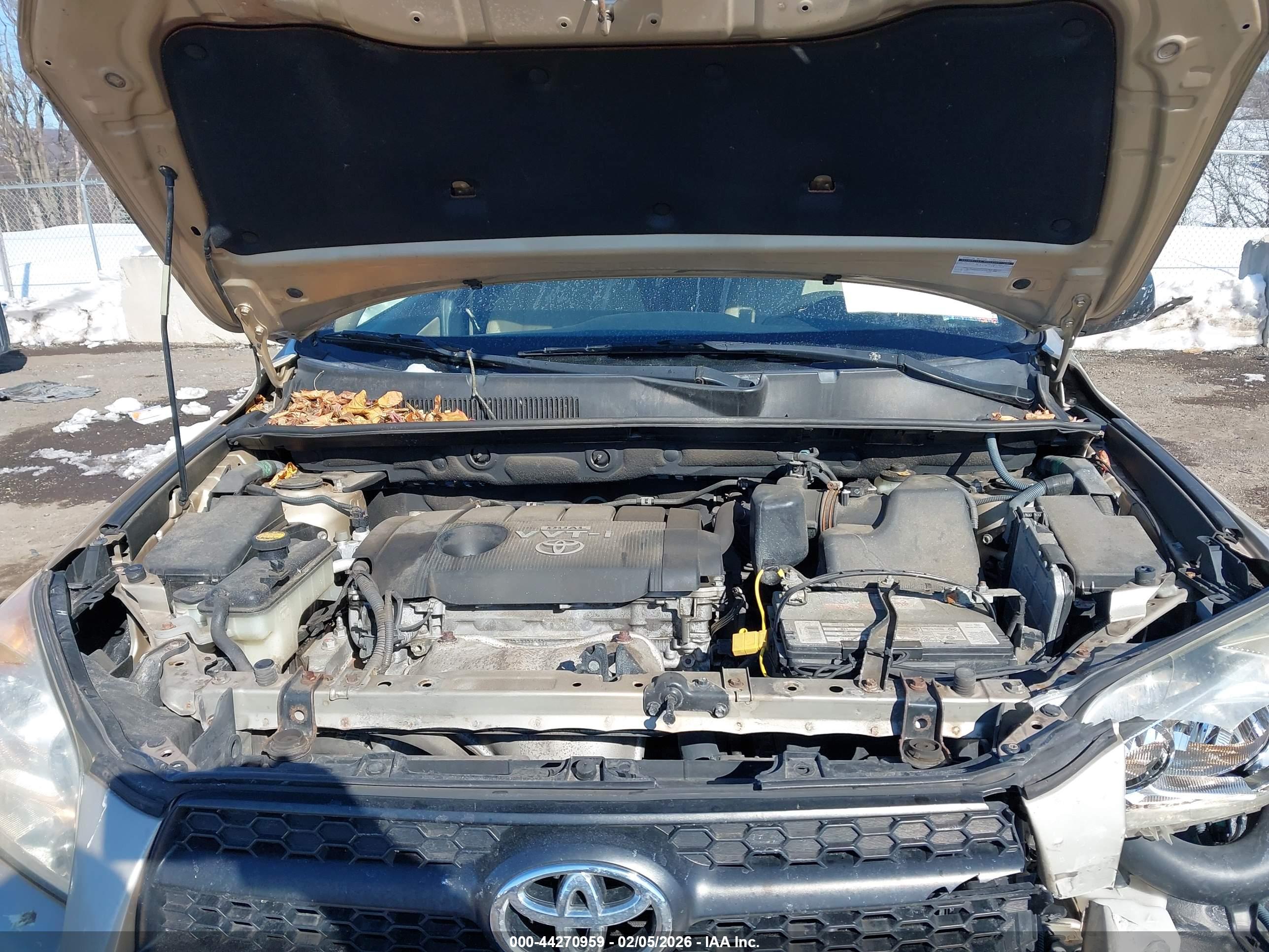 TOYOTA RAV4 image 10