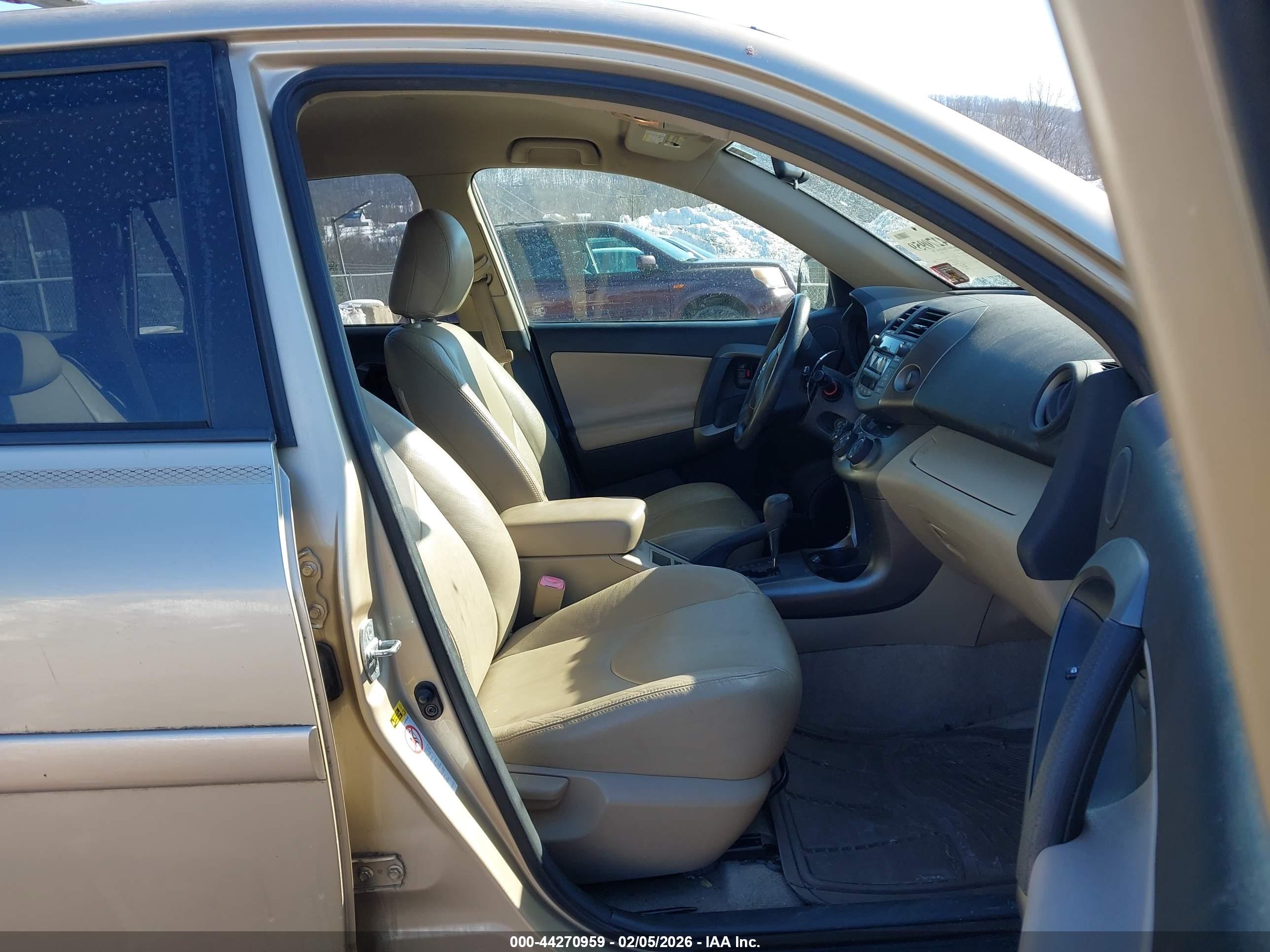 TOYOTA RAV4 image 5