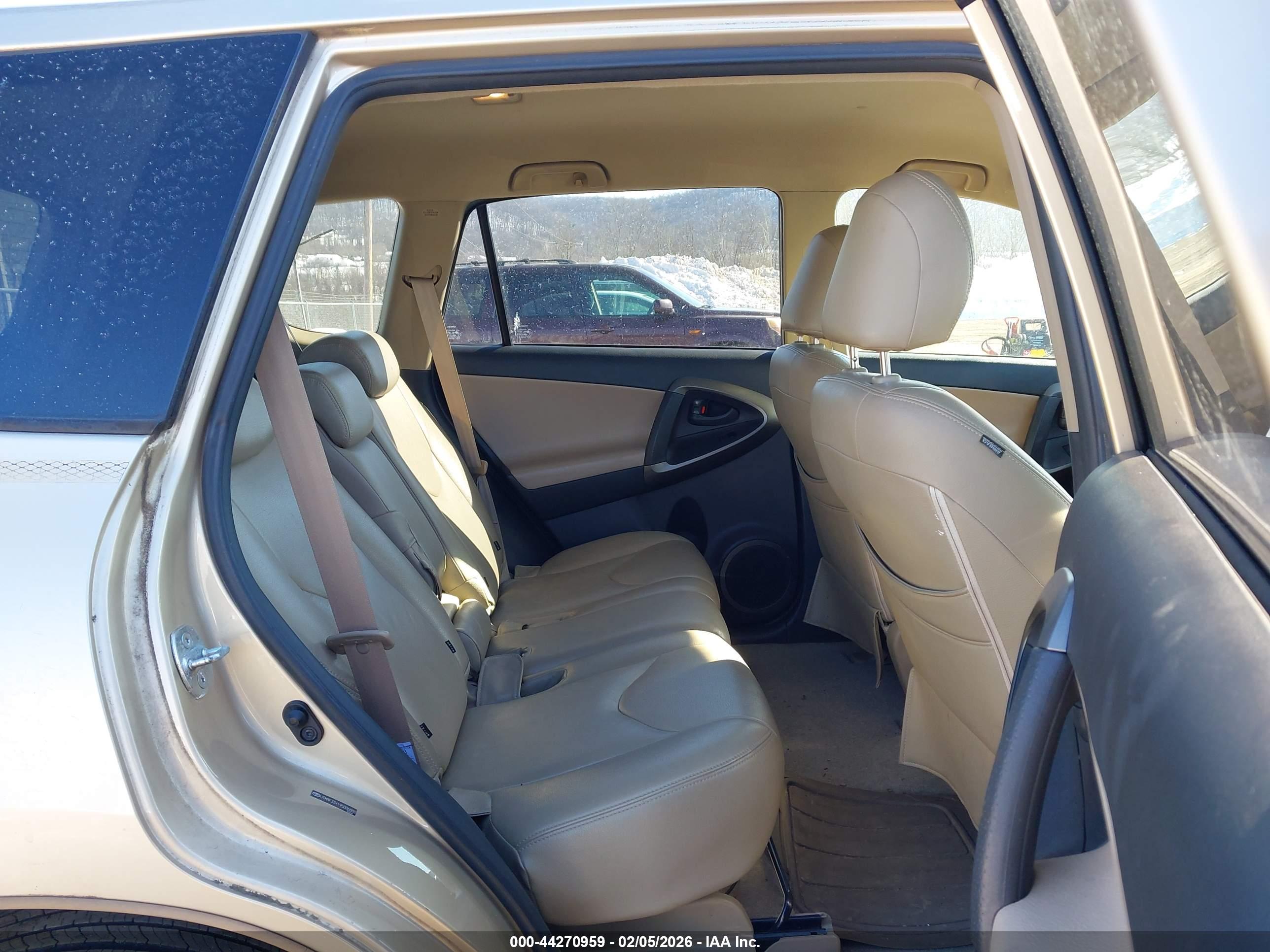 TOYOTA RAV4 image 8