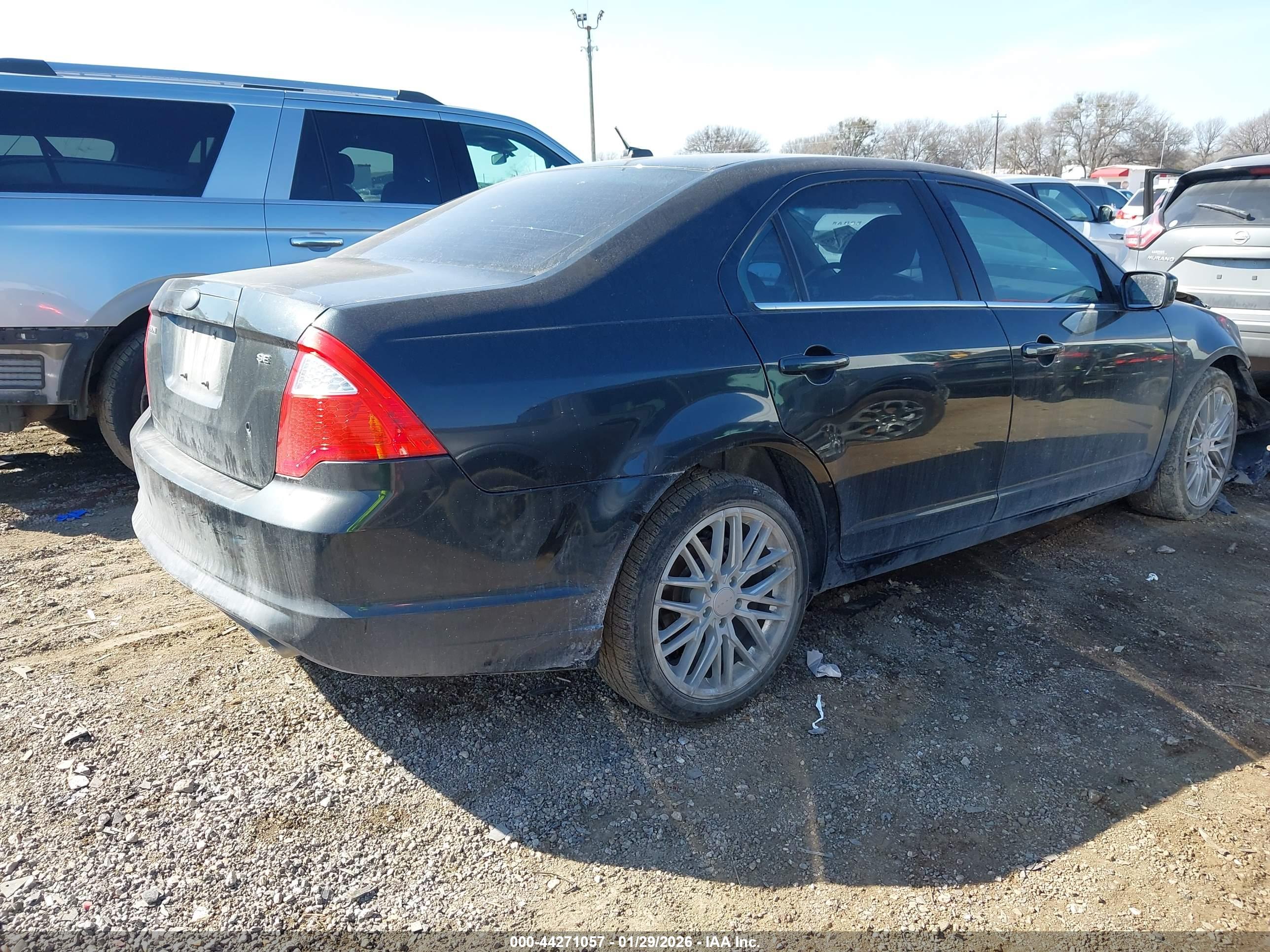 FORD FUSION image 4