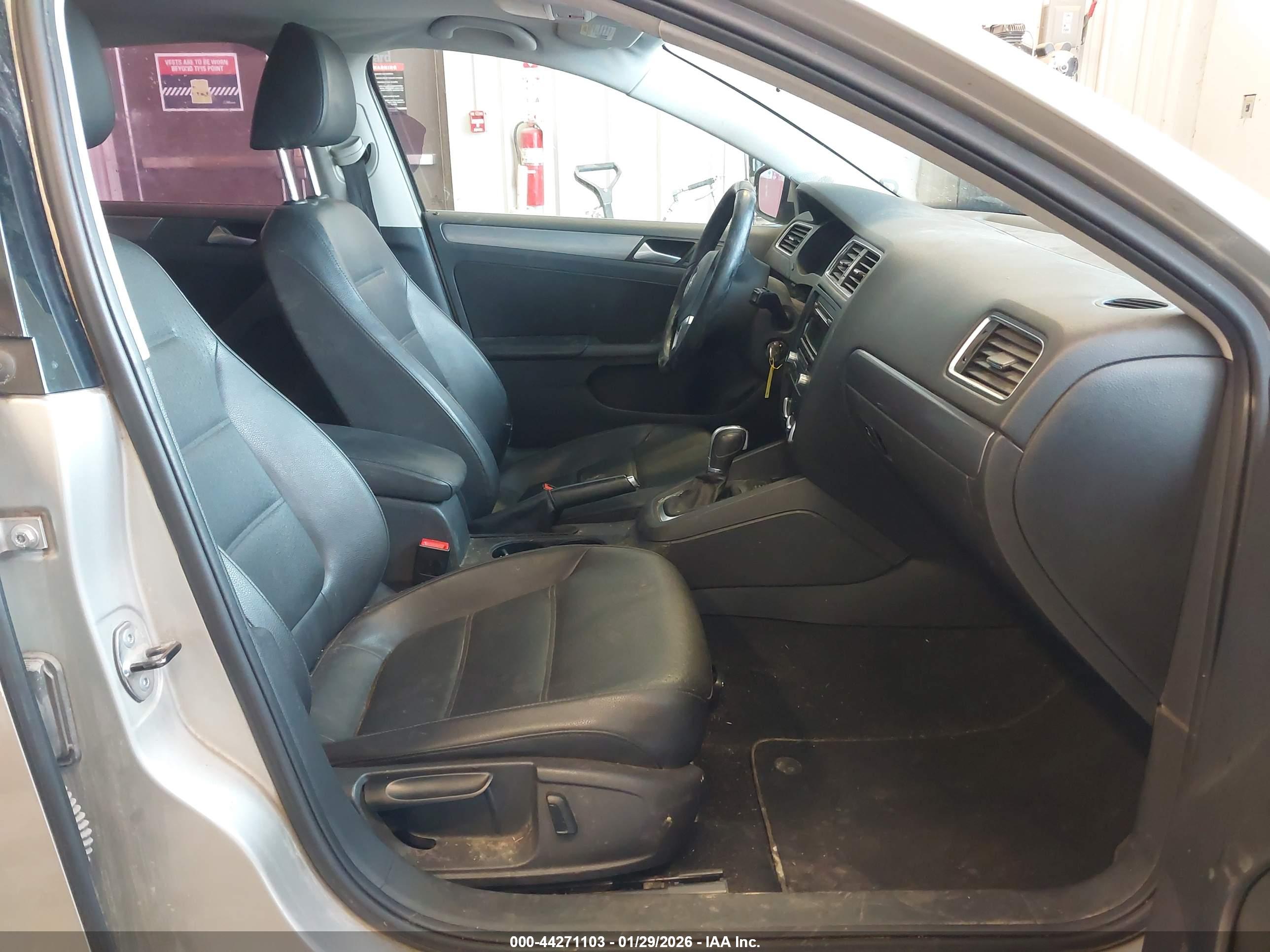 VOLKSWAGEN JETTA image 5