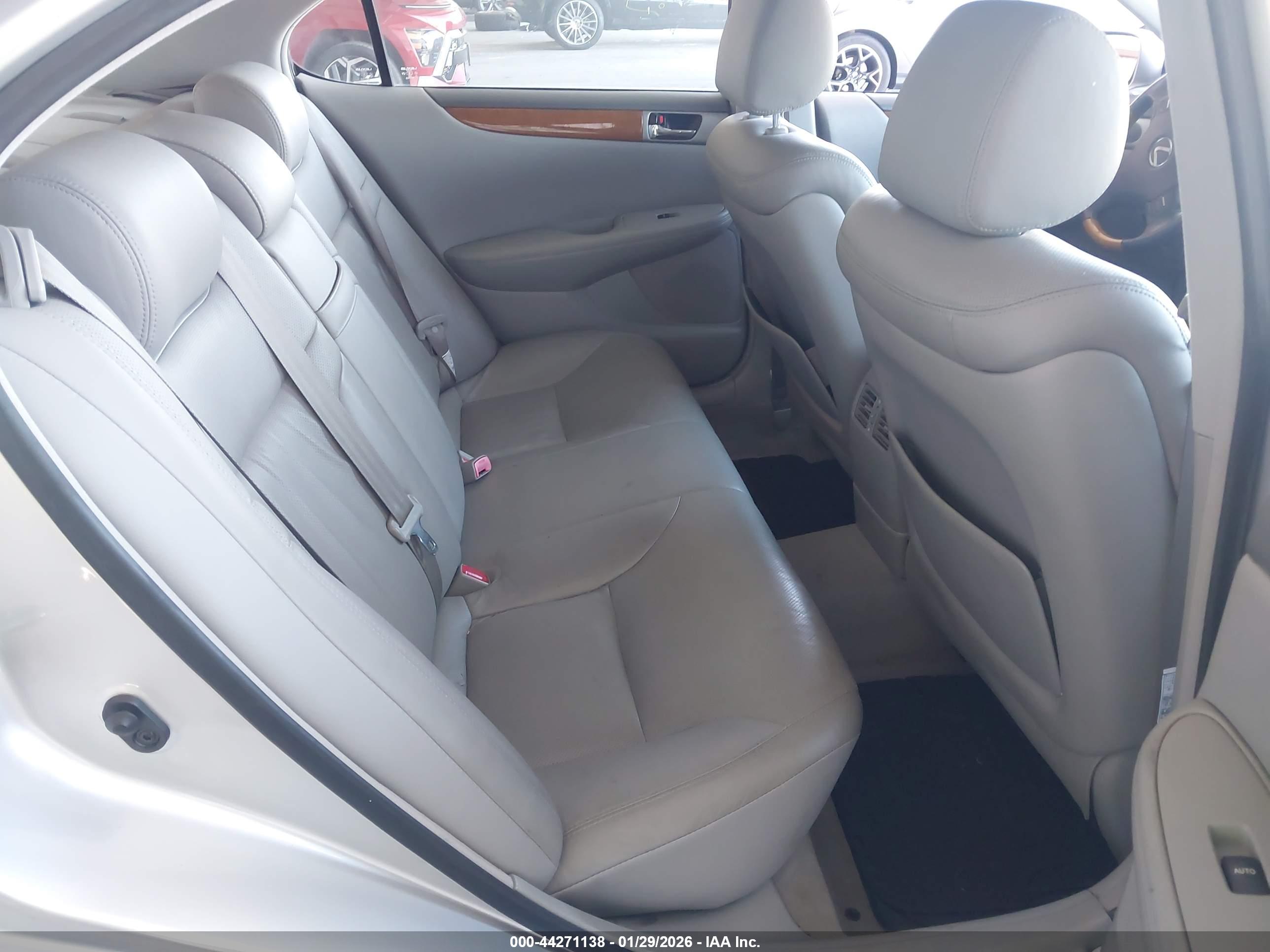 LEXUS ES image 8
