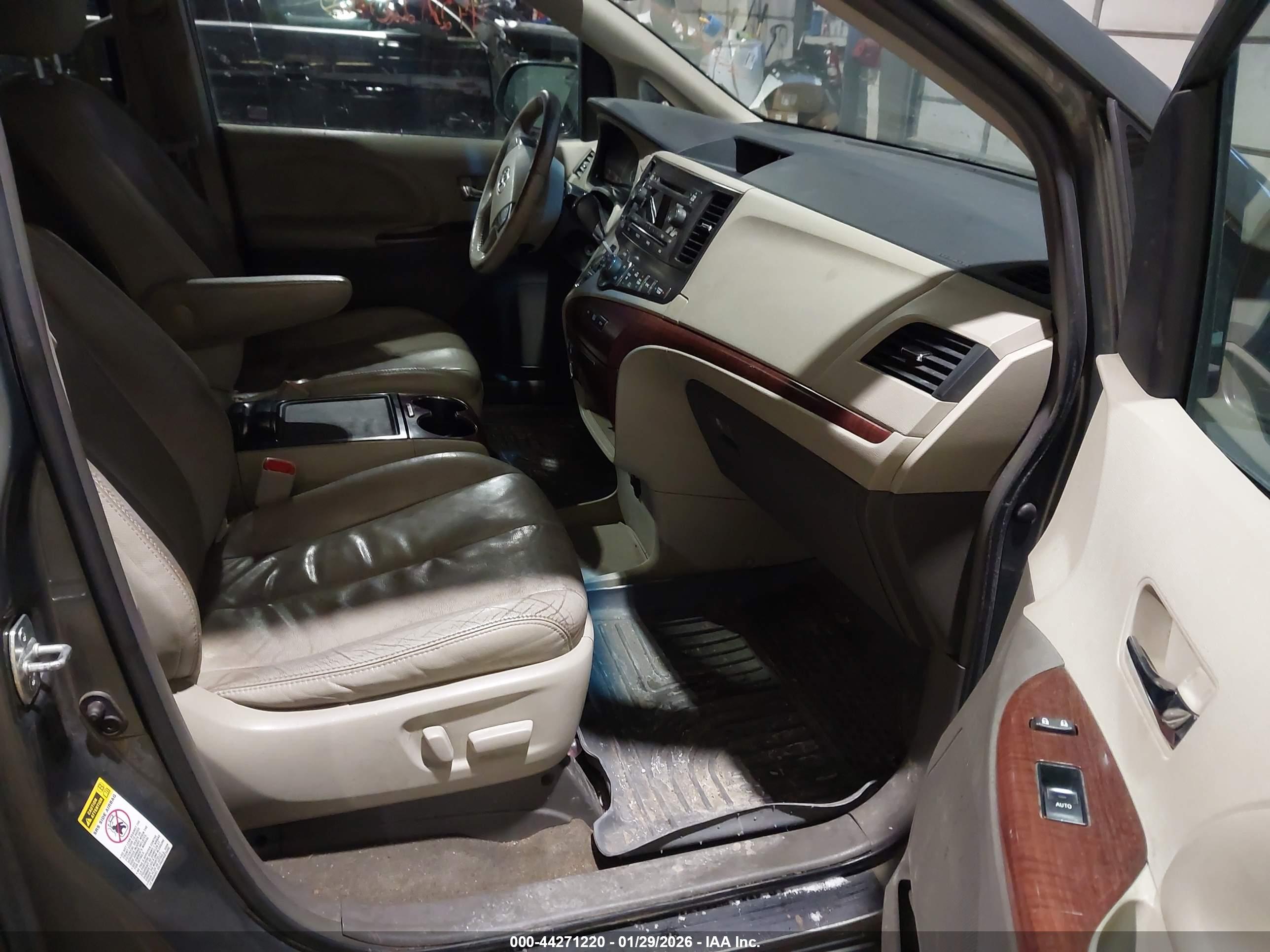 TOYOTA SIENNA image 5