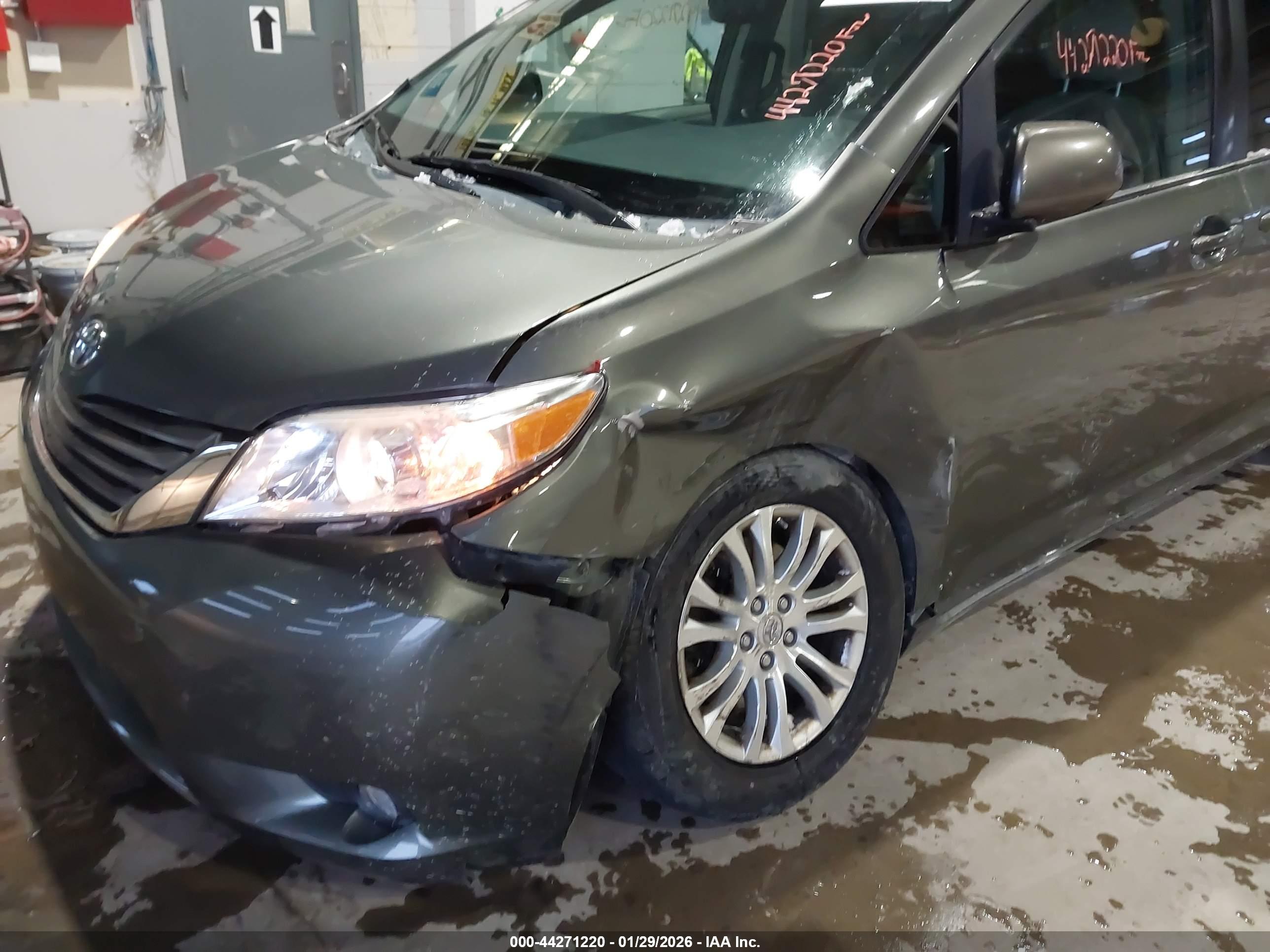 TOYOTA SIENNA image 6