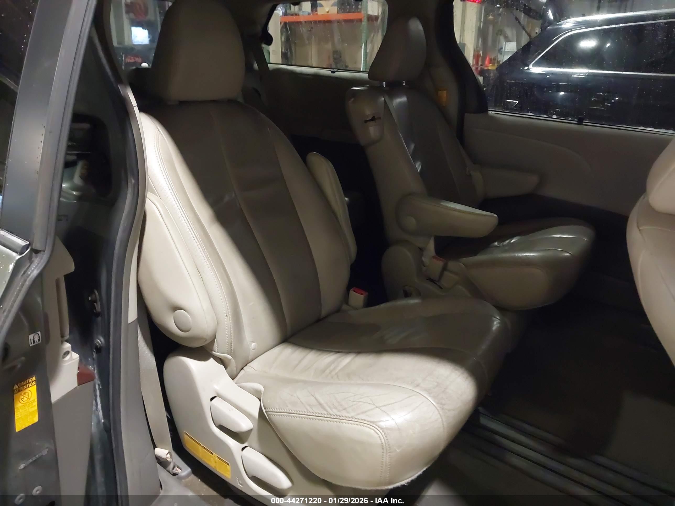 TOYOTA SIENNA image 8