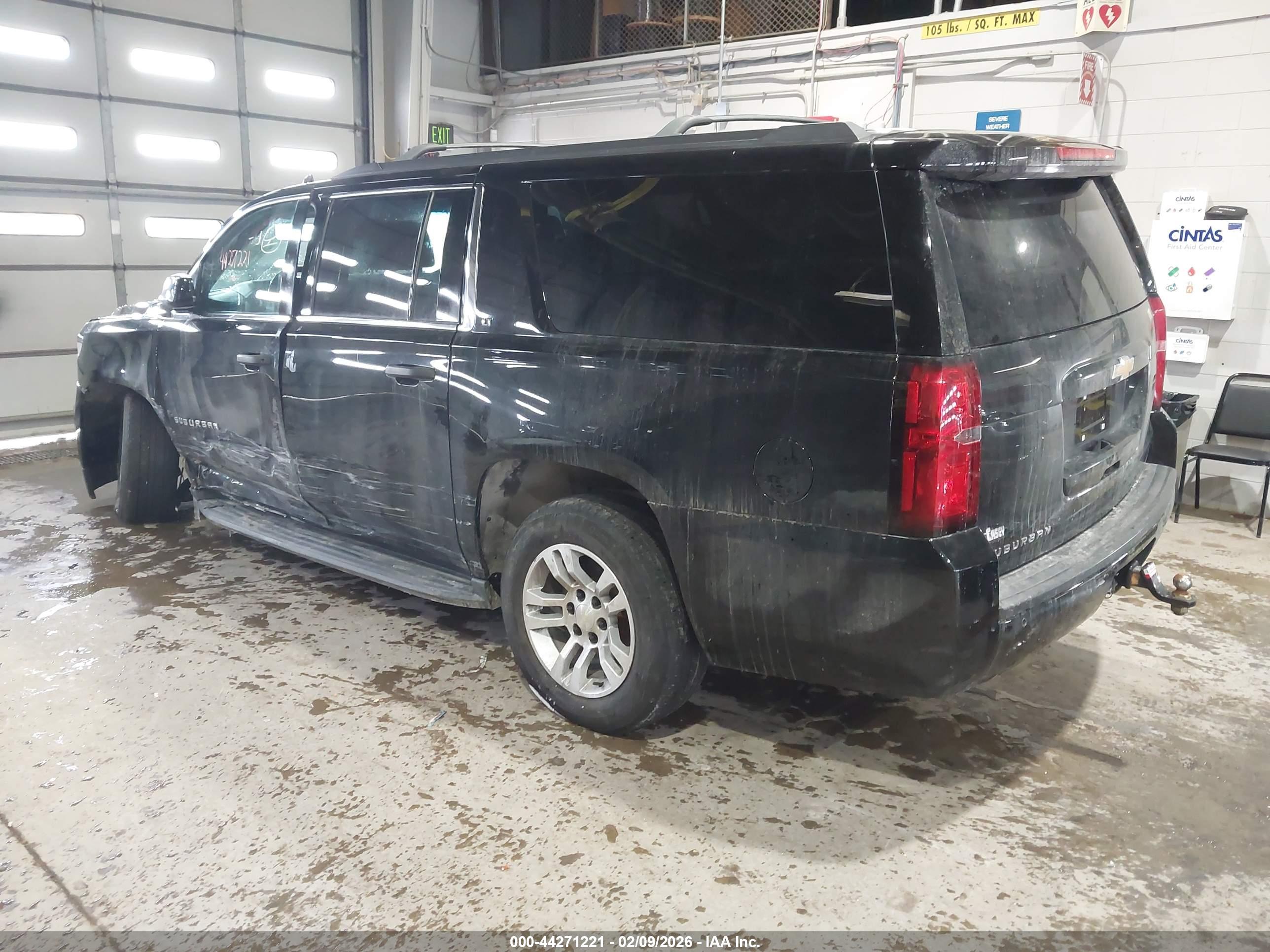 CHEVROLET SUBURBAN image 3