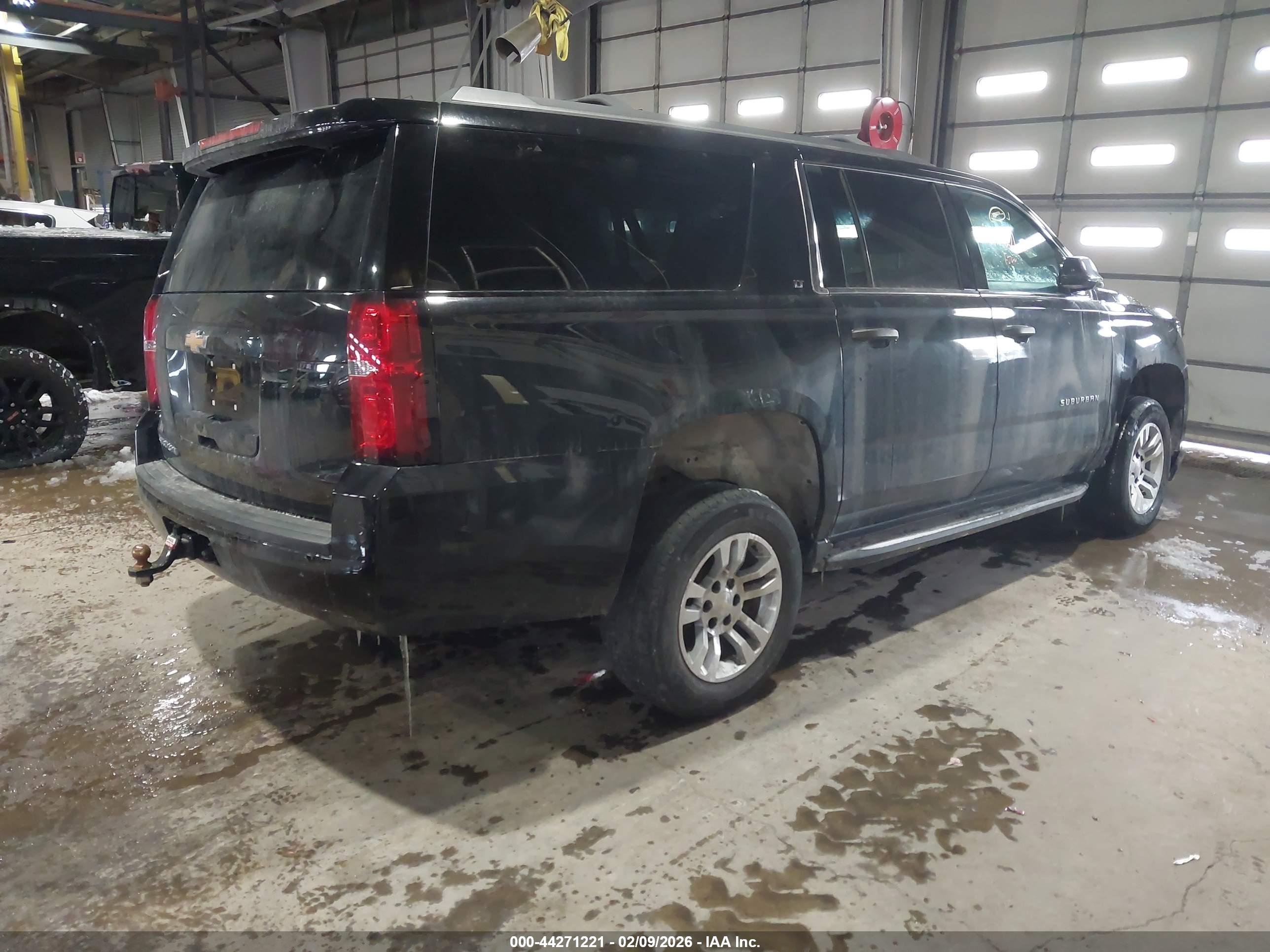 CHEVROLET SUBURBAN image 4