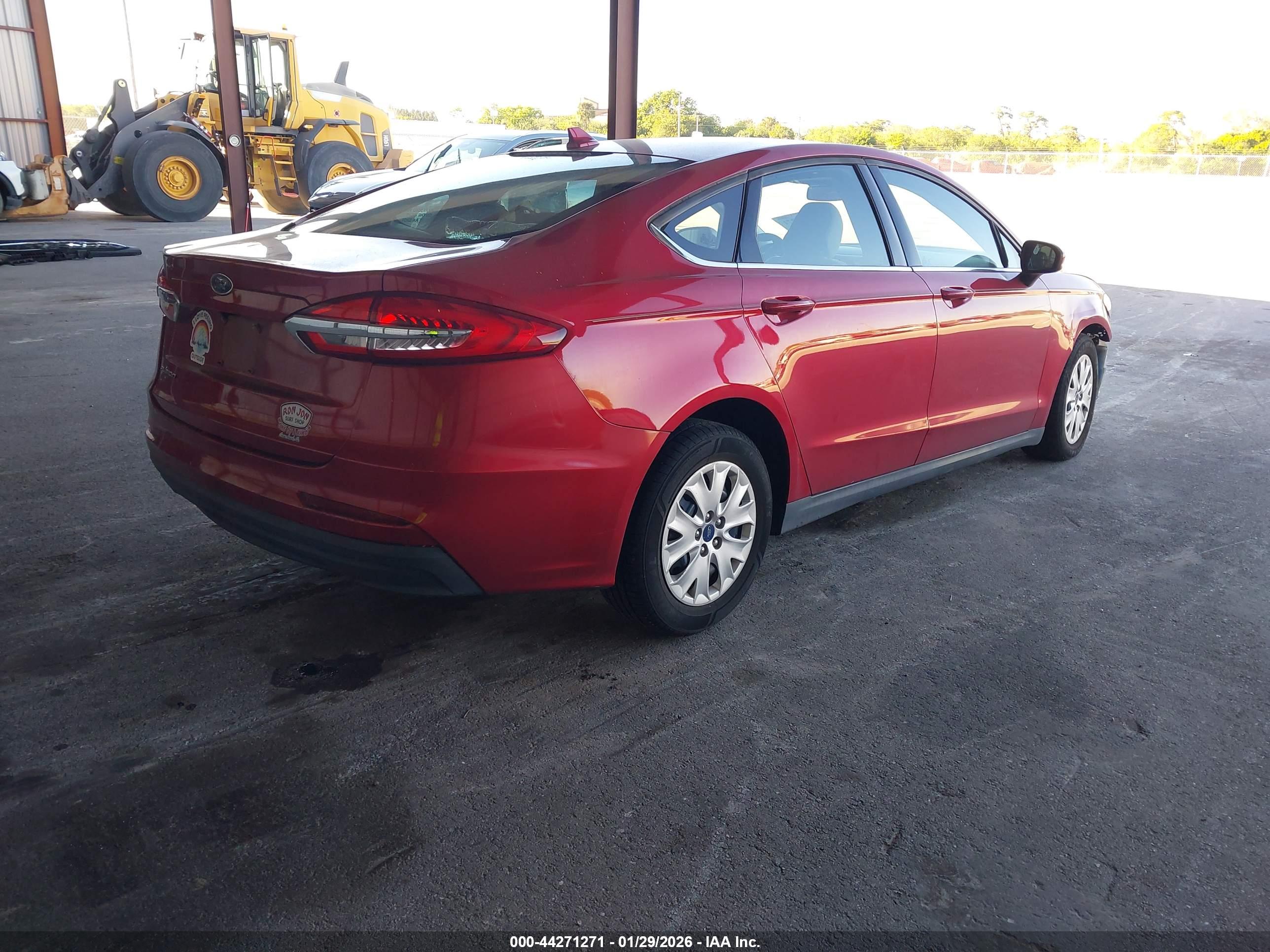 FORD FUSION image 4