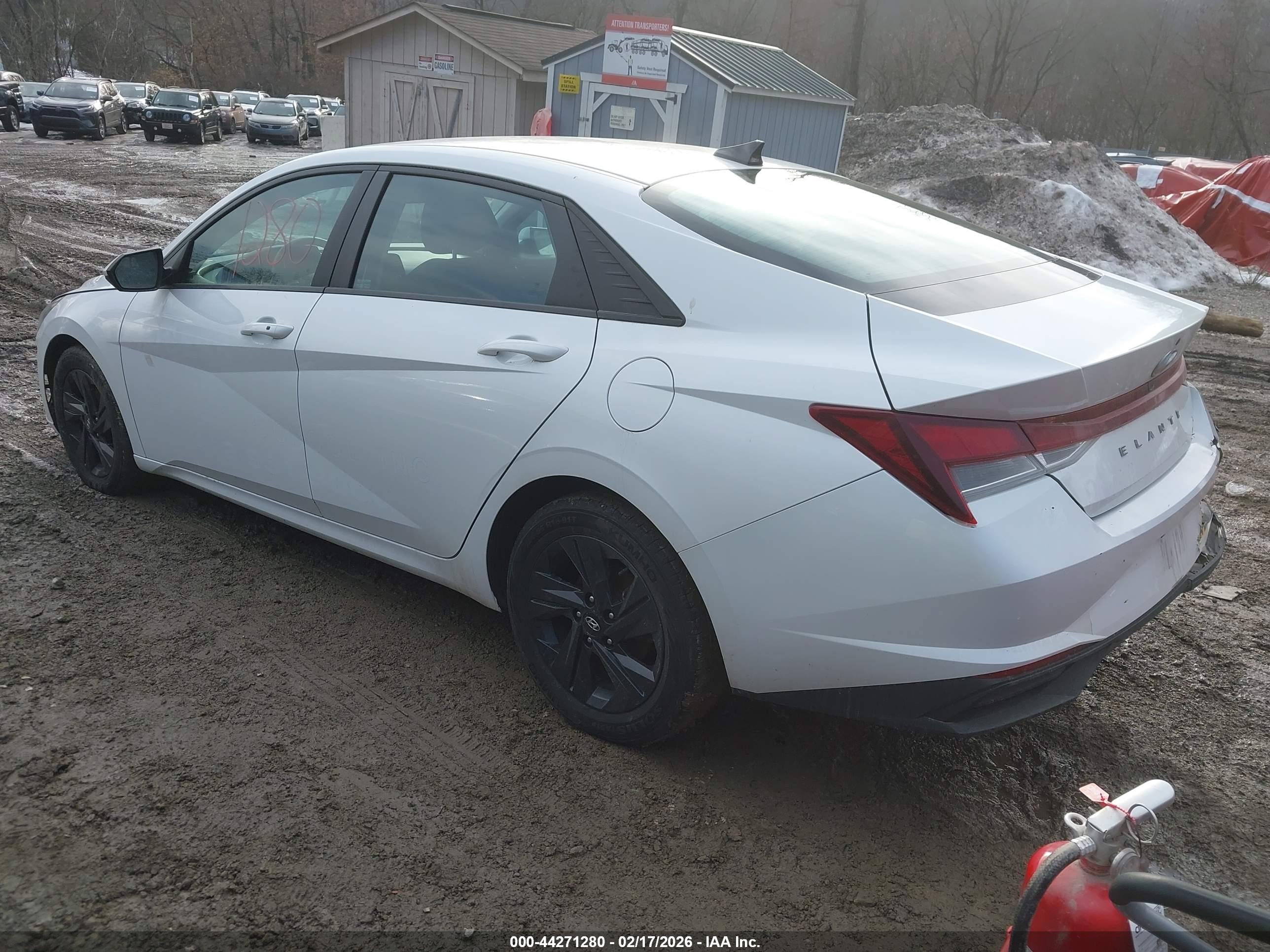 HYUNDAI ELANTRA image 3
