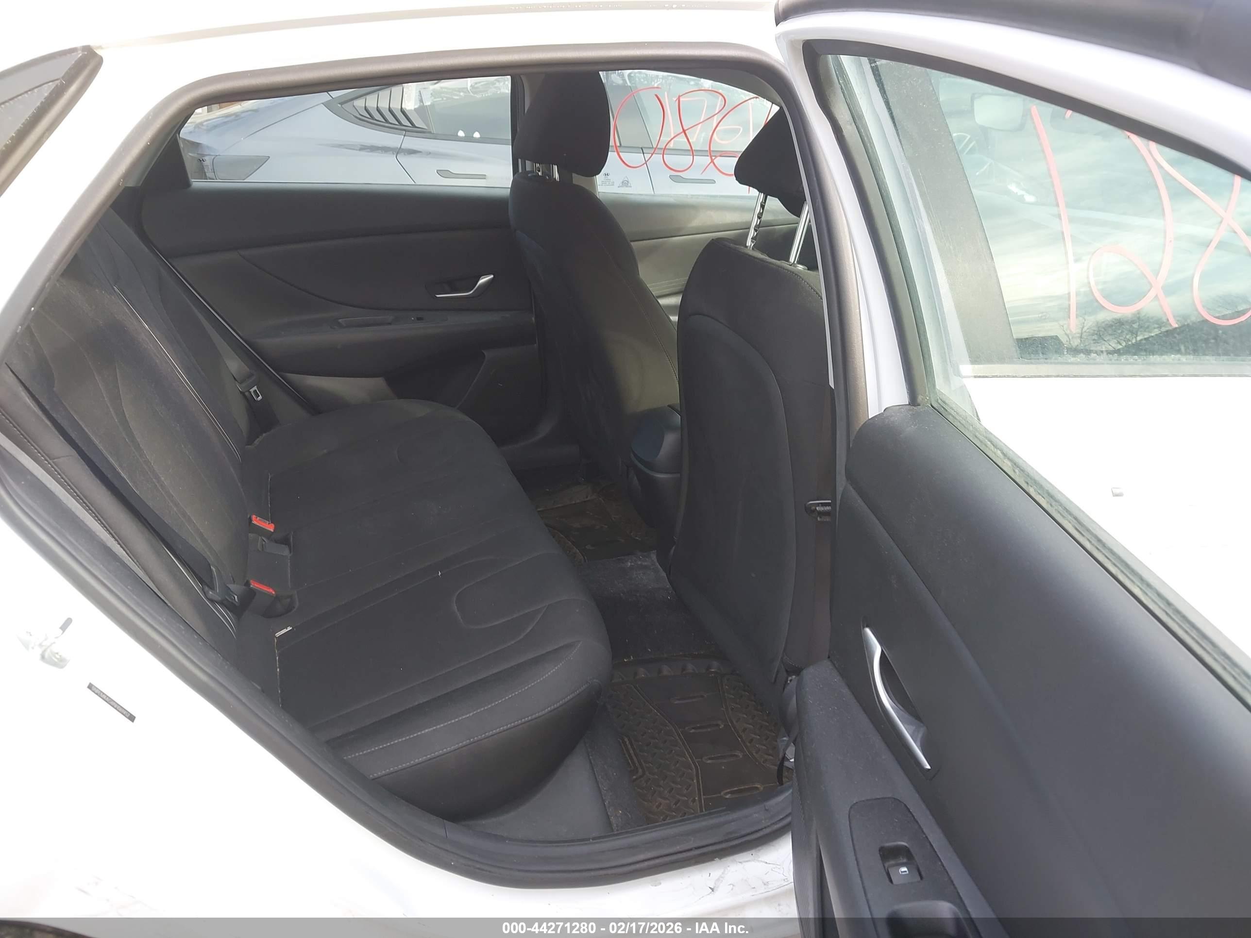 HYUNDAI ELANTRA image 8