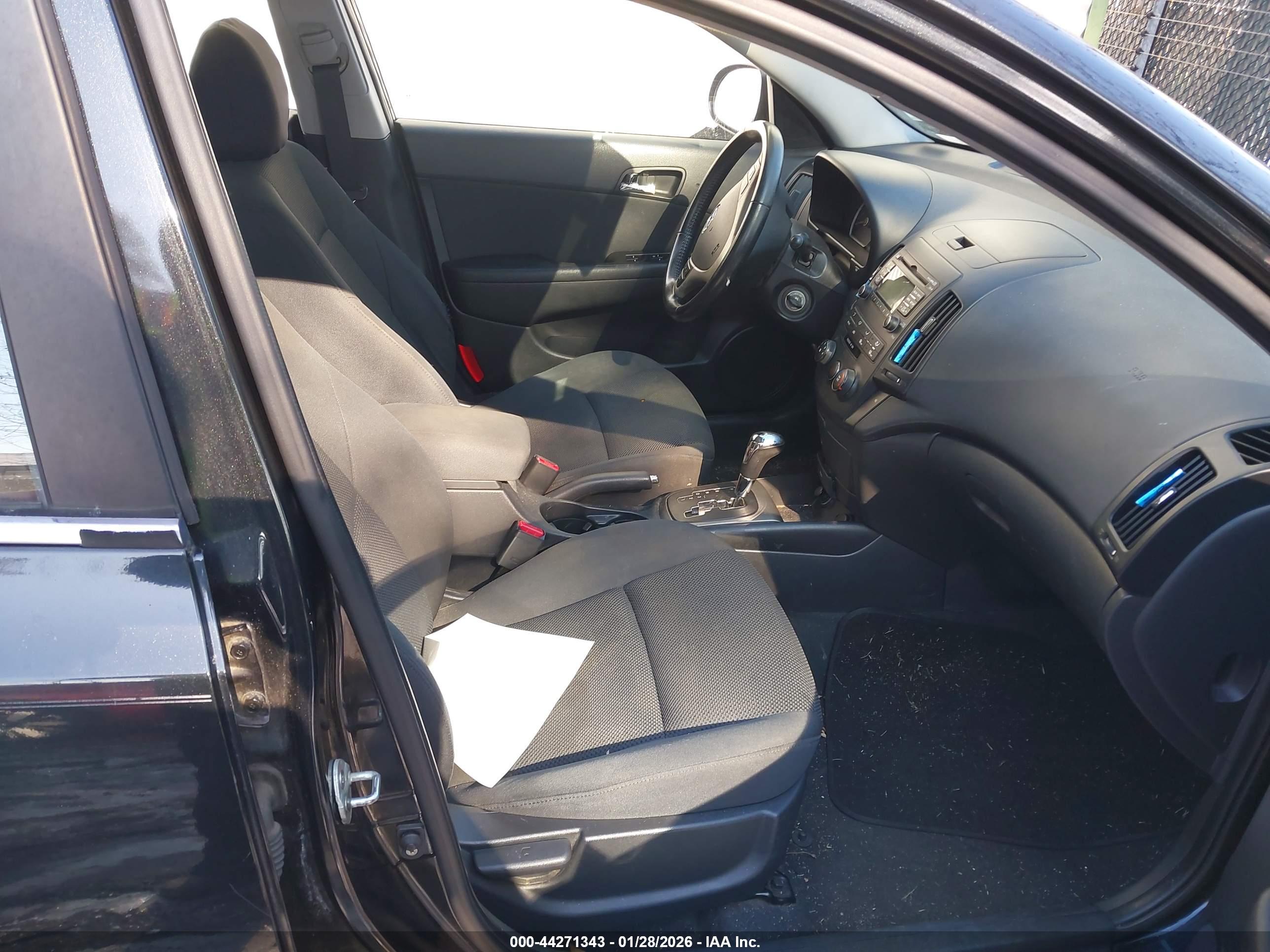HYUNDAI ELANTRA image 5