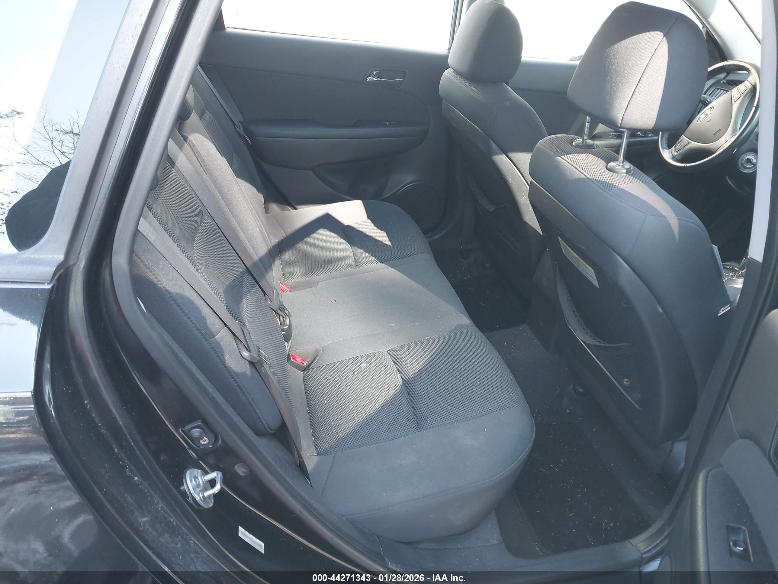 HYUNDAI ELANTRA image 8