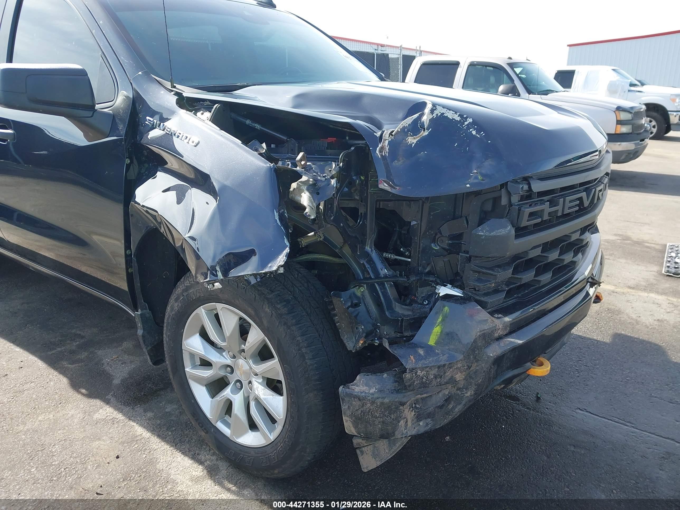 CHEVROLET SILVERADO image 6