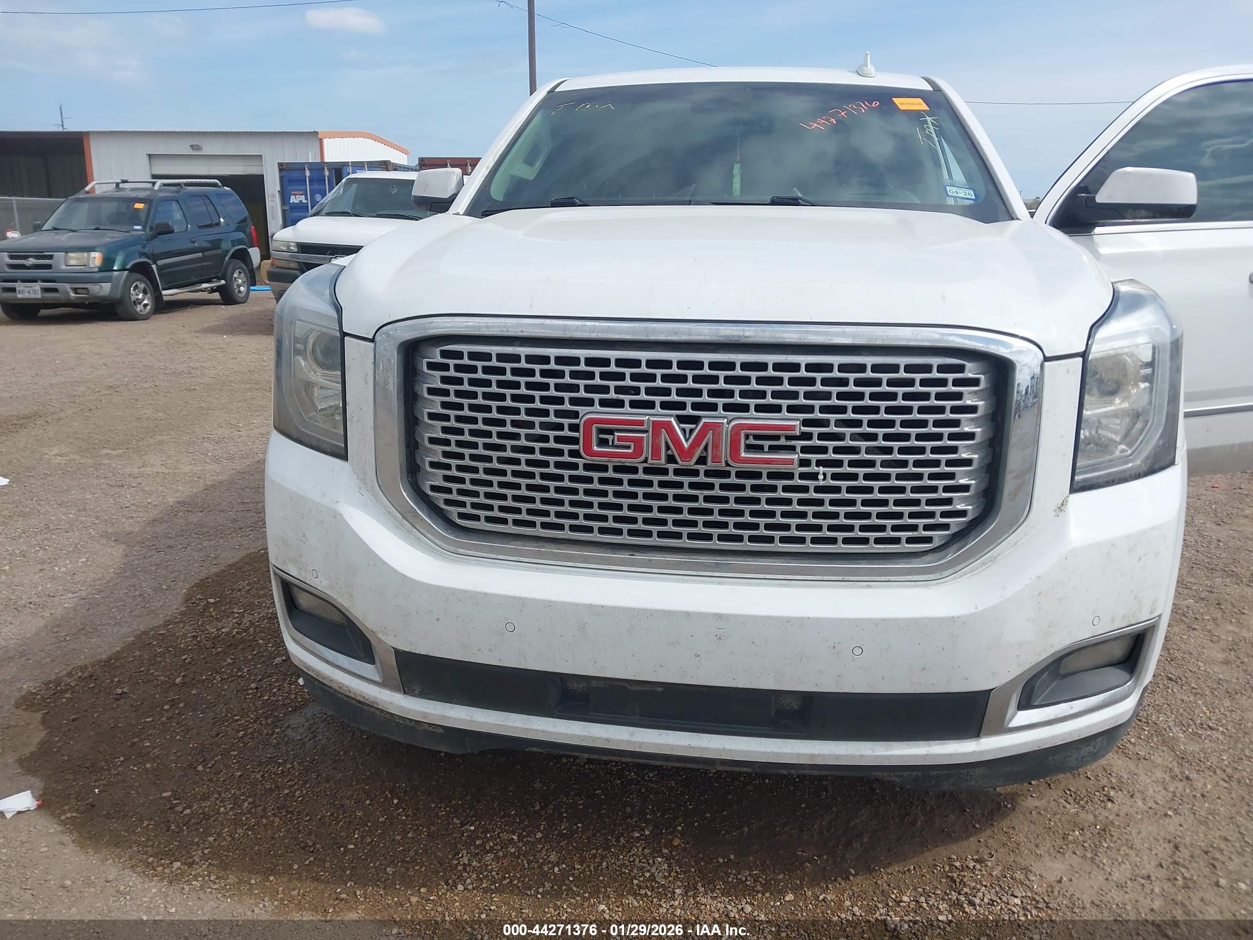 GMC YUKON image 6