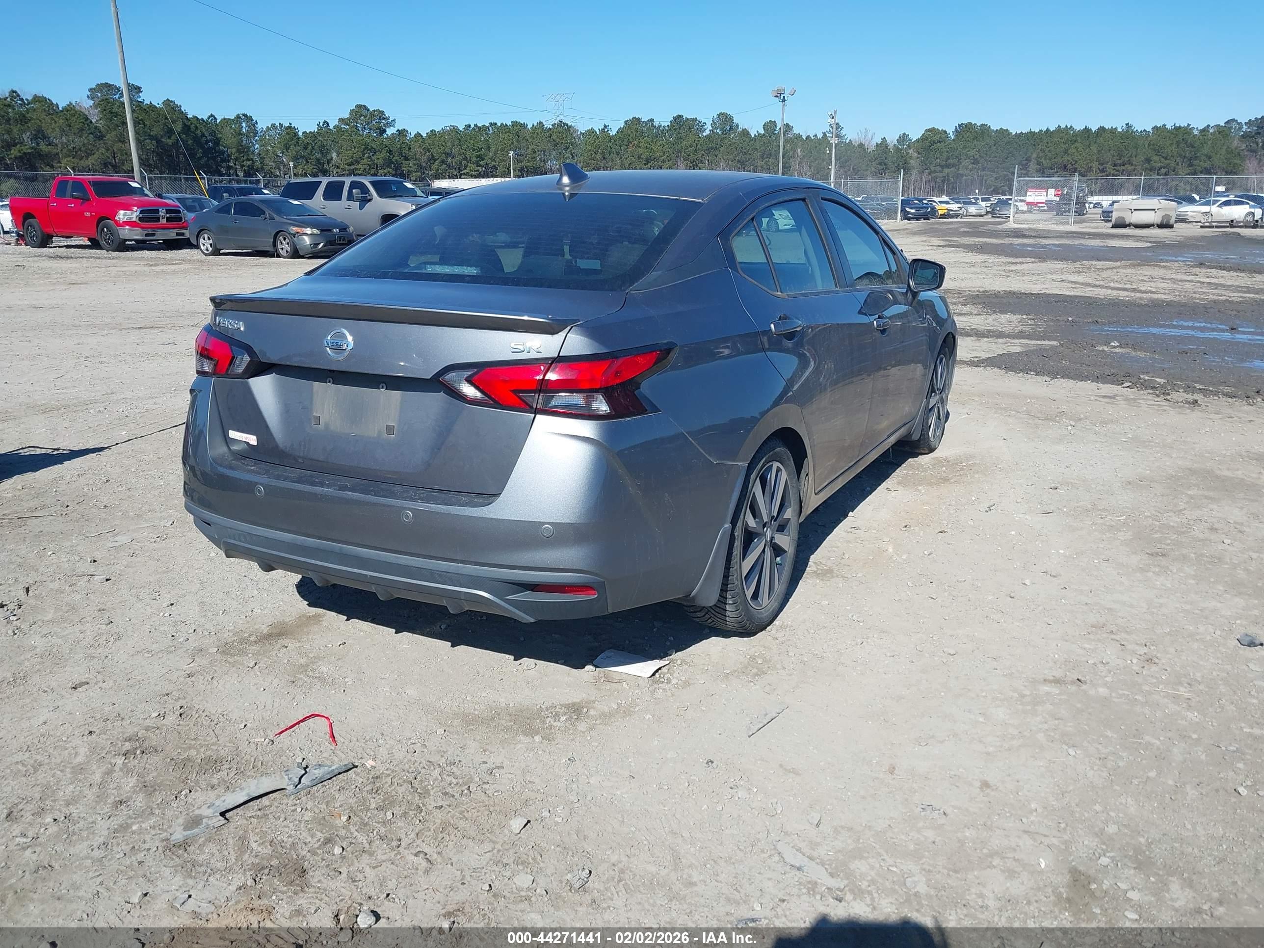 NISSAN VERSA image 4