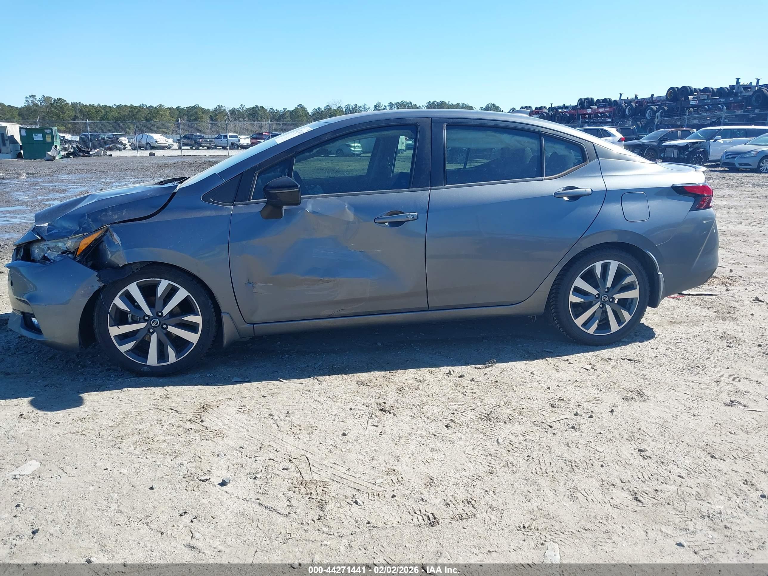 NISSAN VERSA image 6