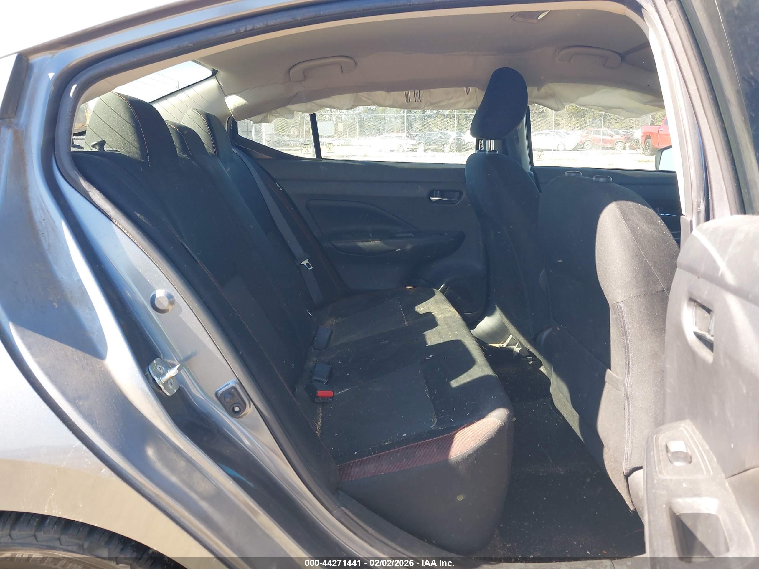 NISSAN VERSA image 8
