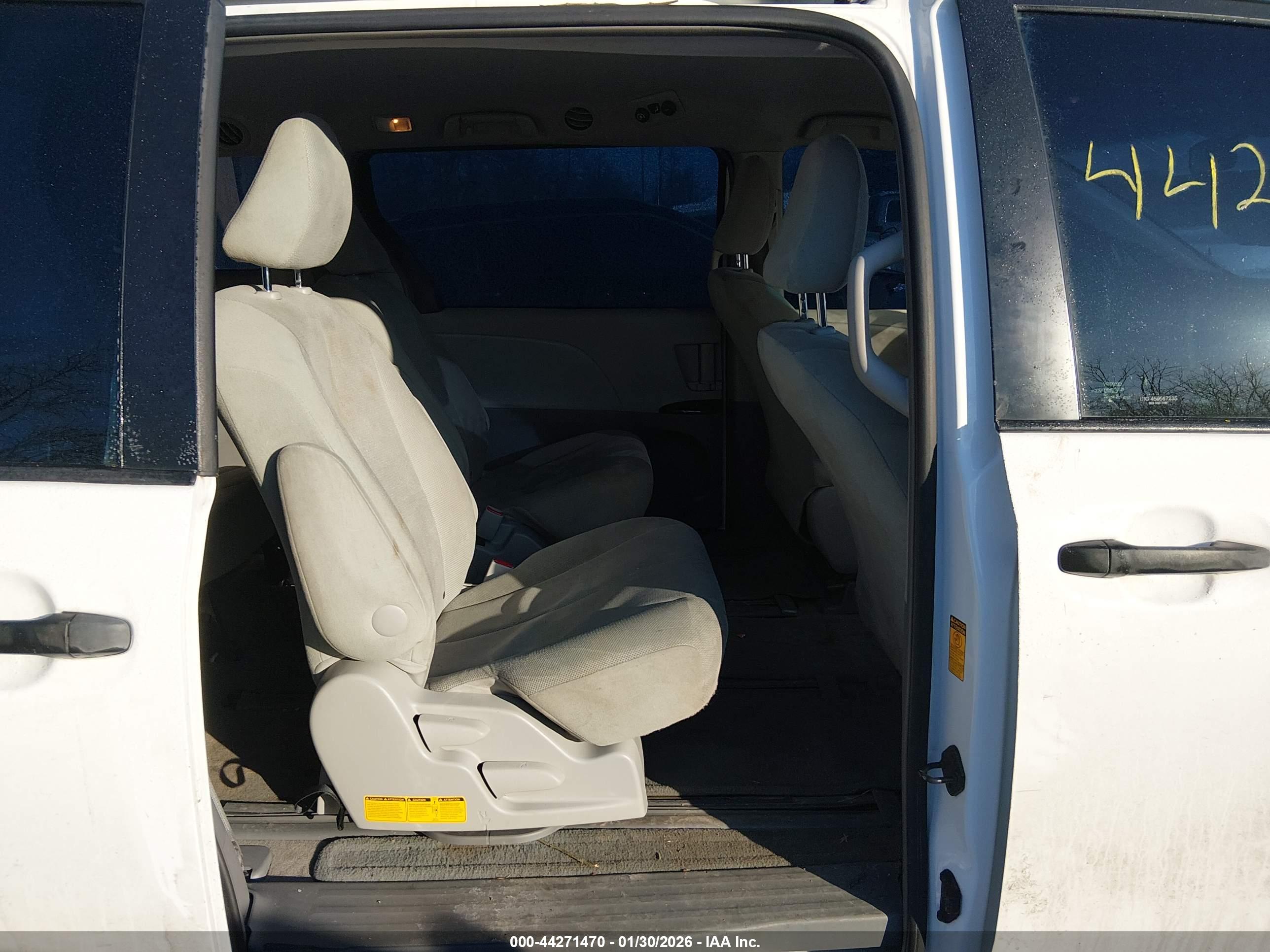TOYOTA SIENNA image 8