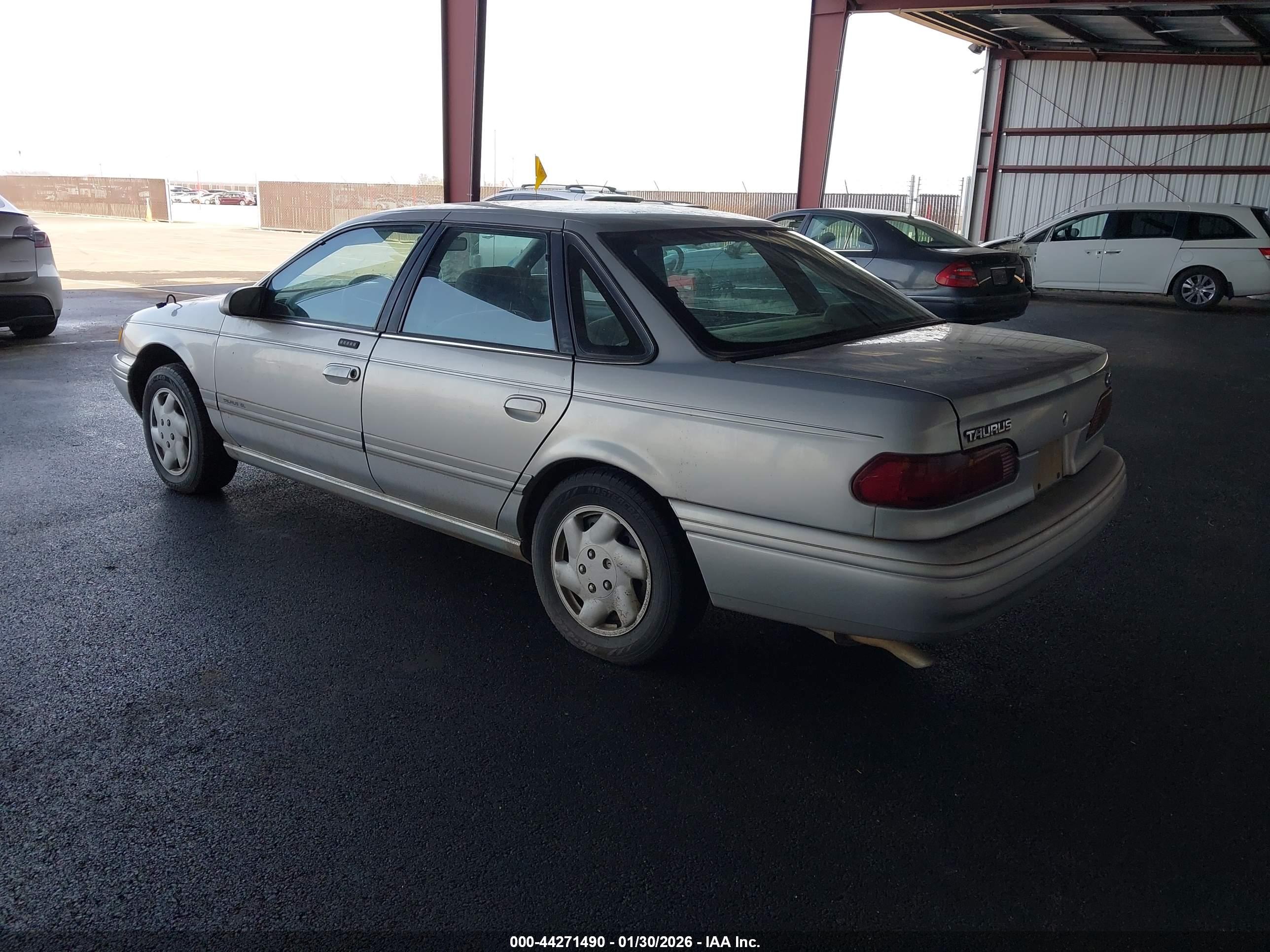 FORD TAURUS image 3