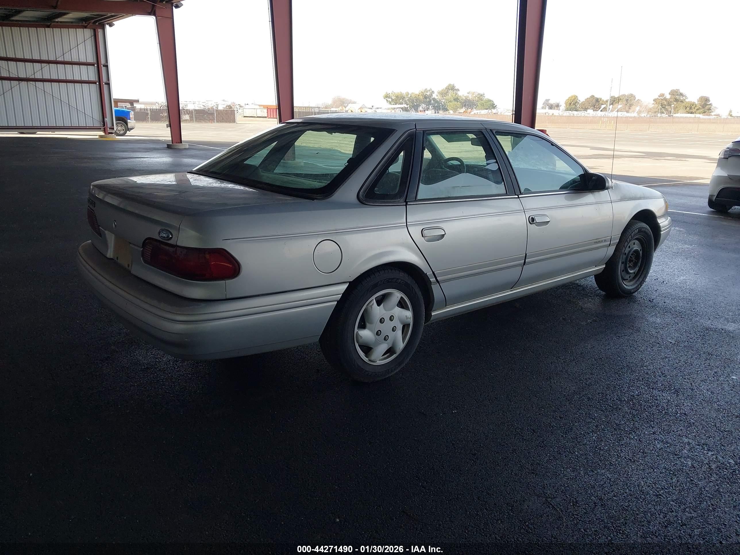 FORD TAURUS image 4