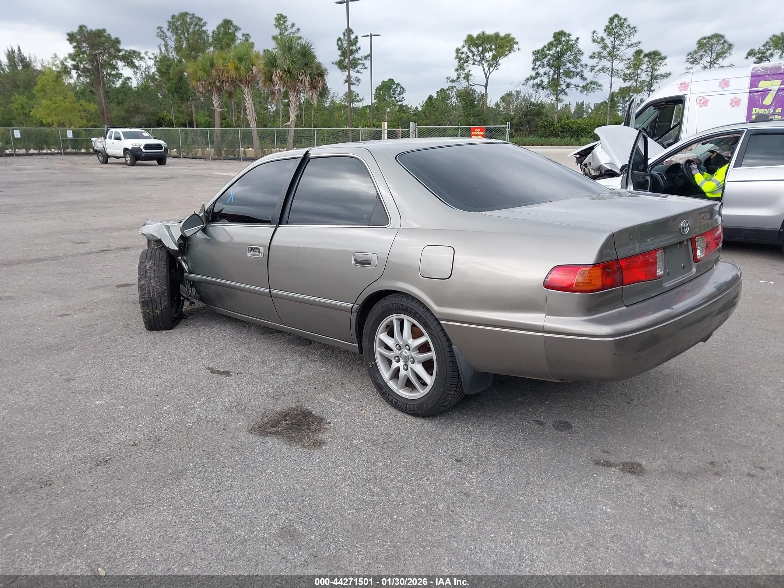 TOYOTA CAMRY image 3