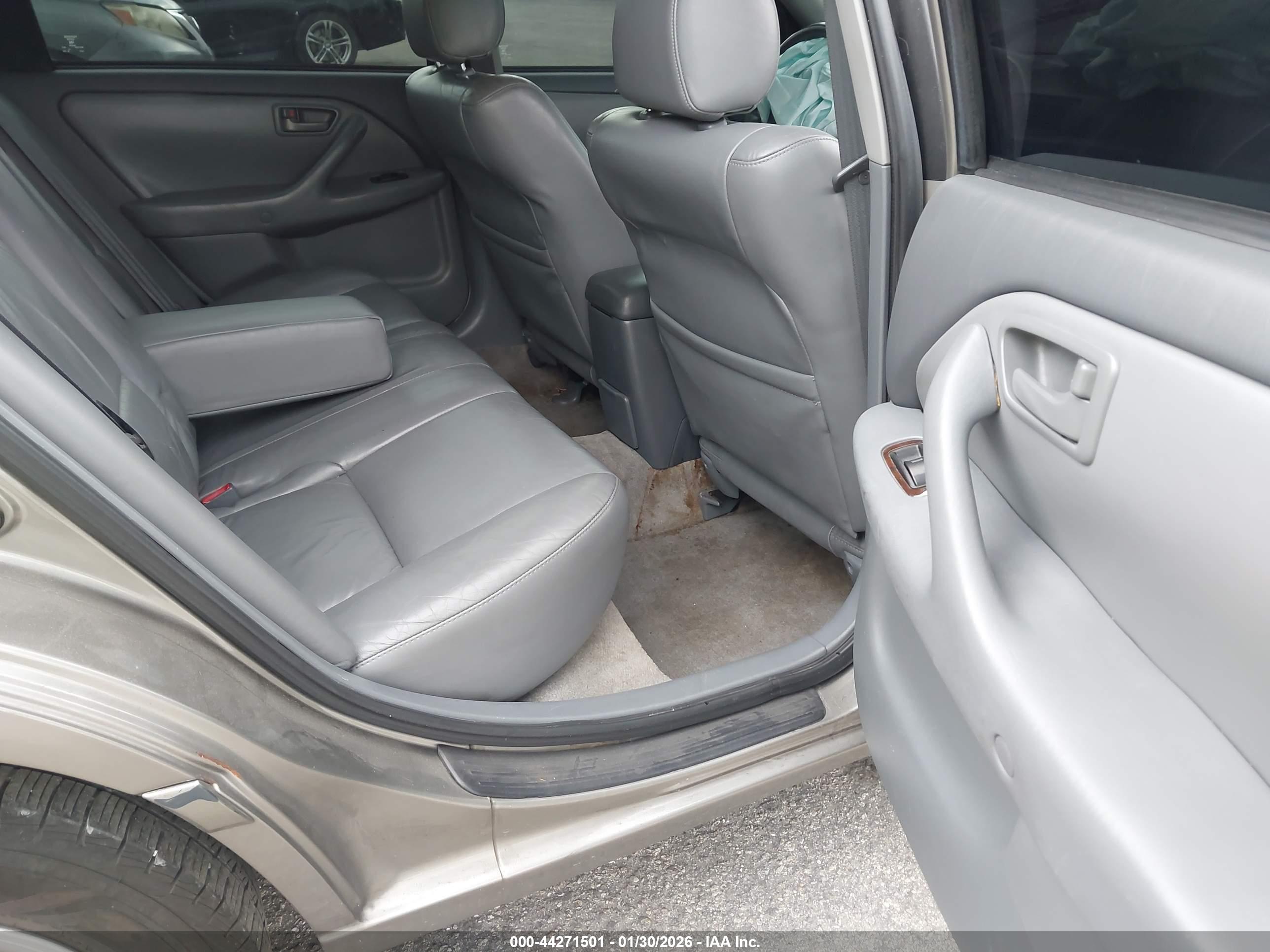 TOYOTA CAMRY image 8