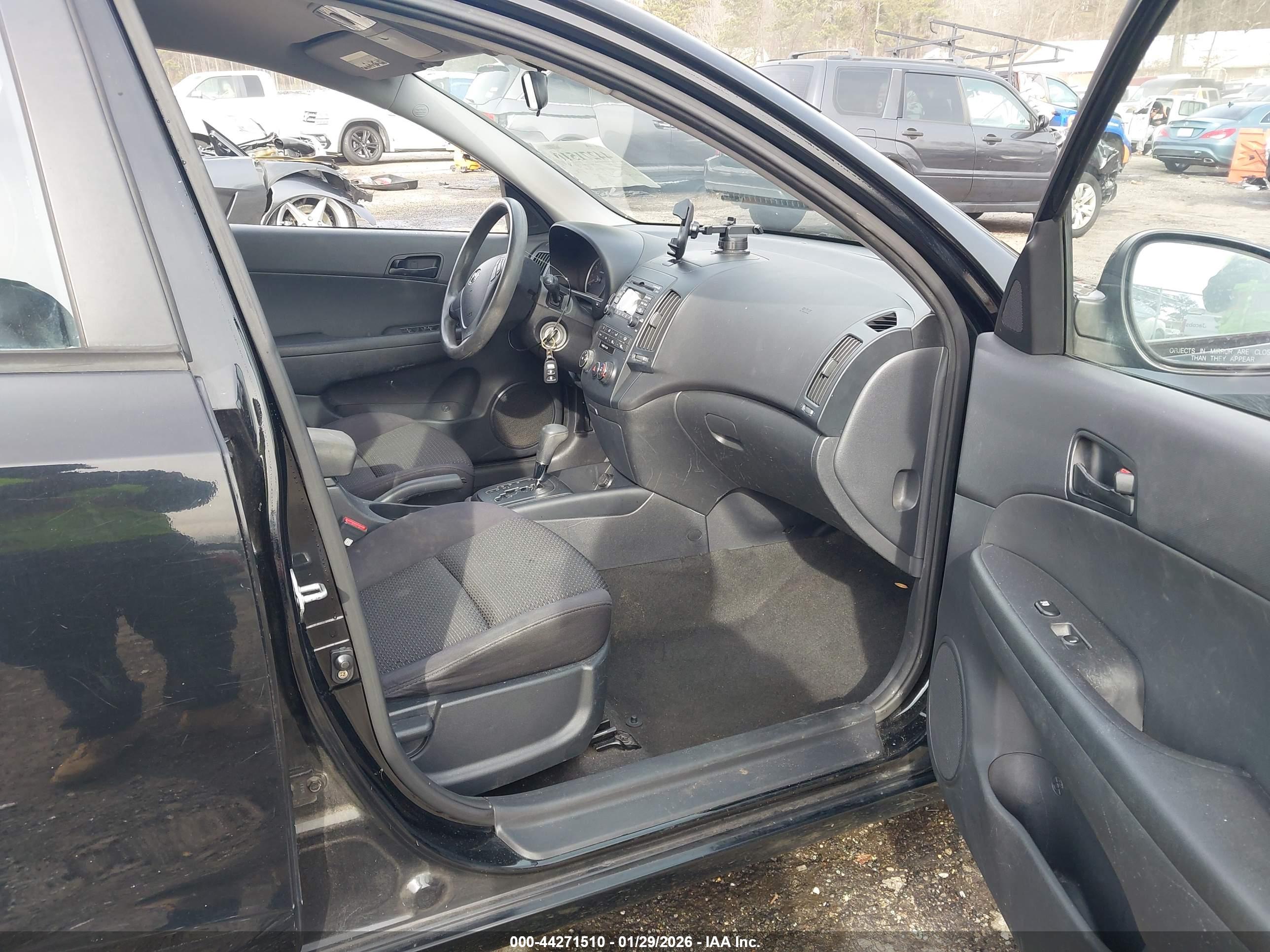 HYUNDAI ELANTRA image 5
