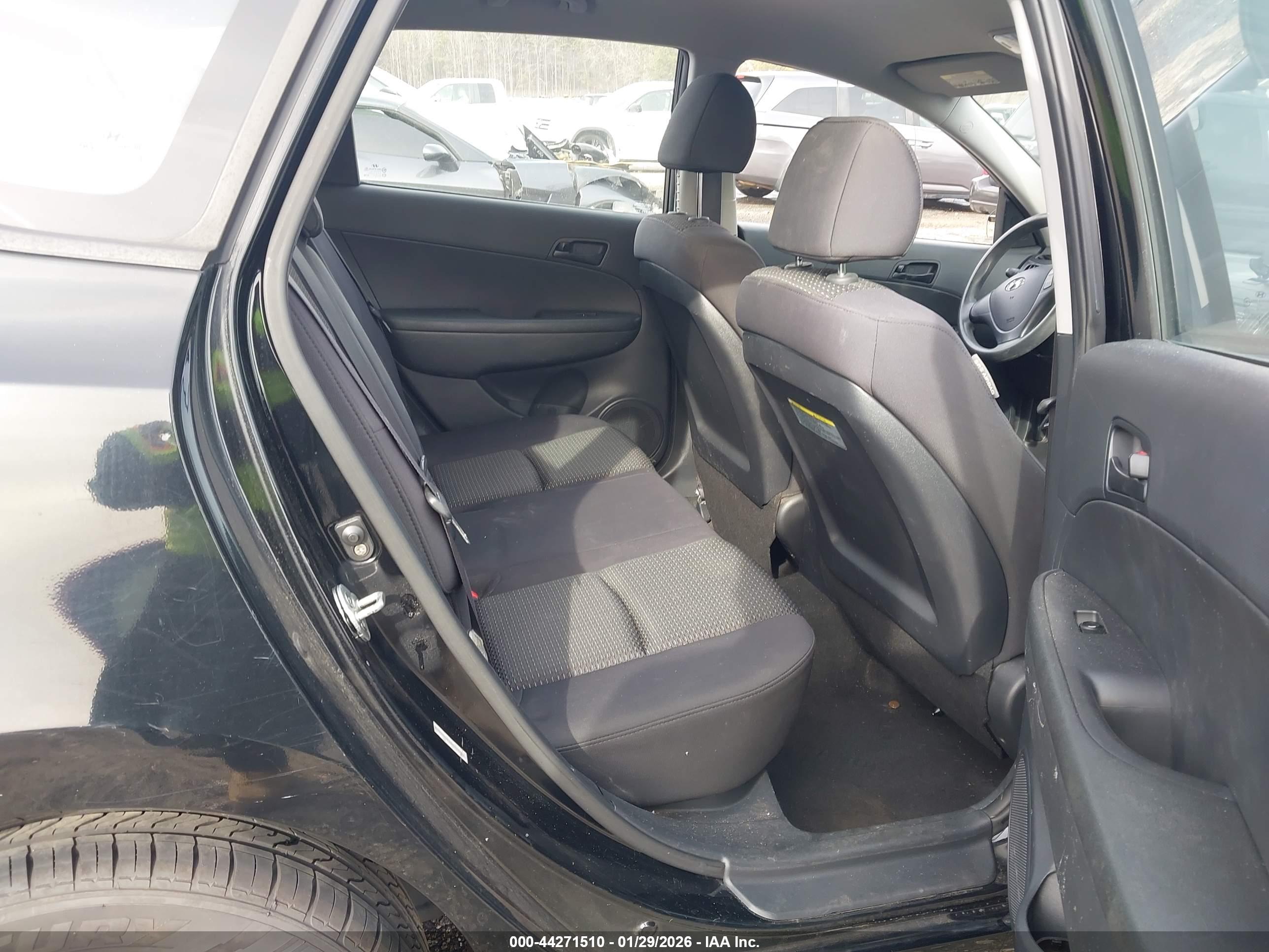 HYUNDAI ELANTRA image 8