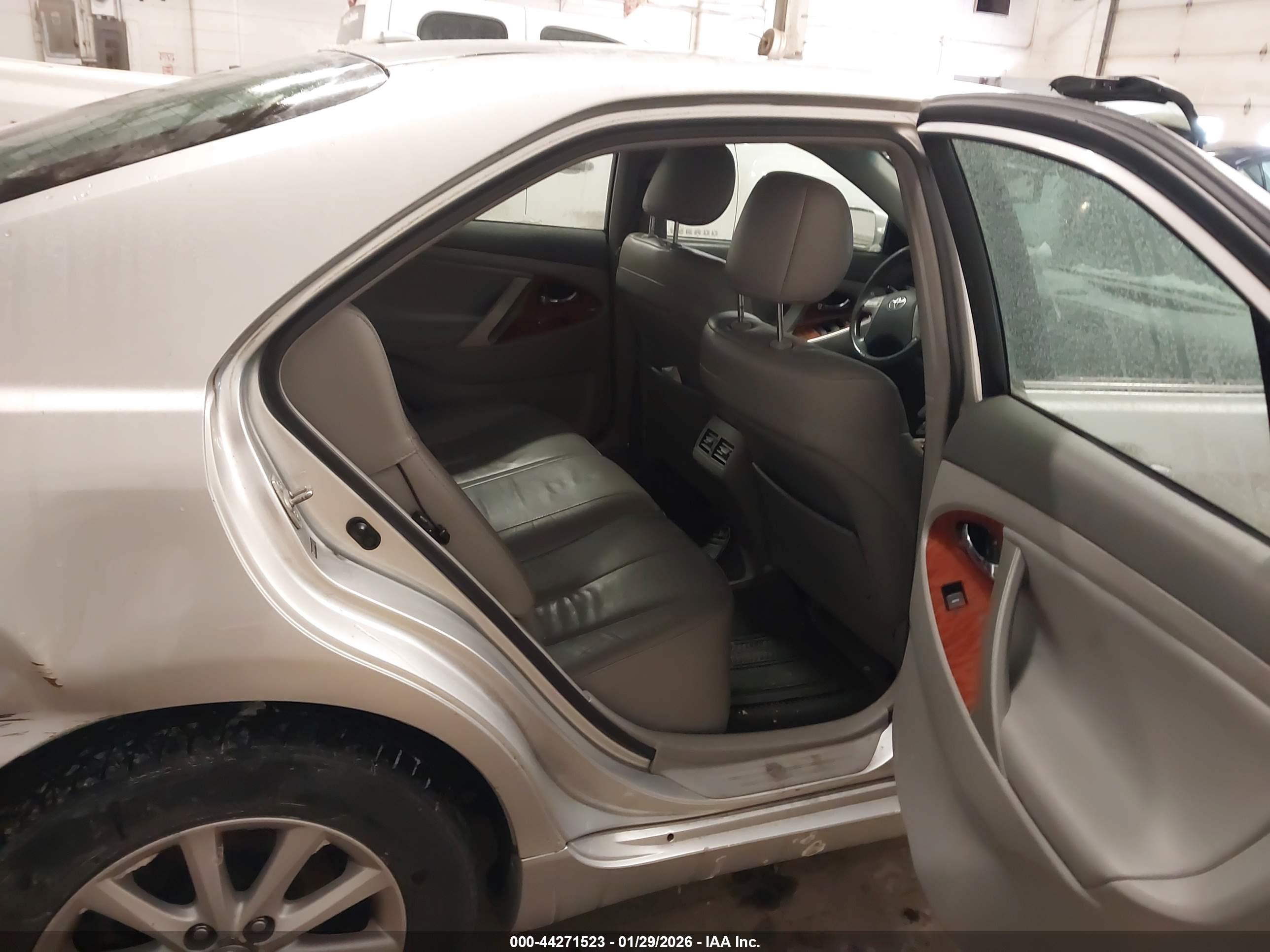 TOYOTA CAMRY image 8