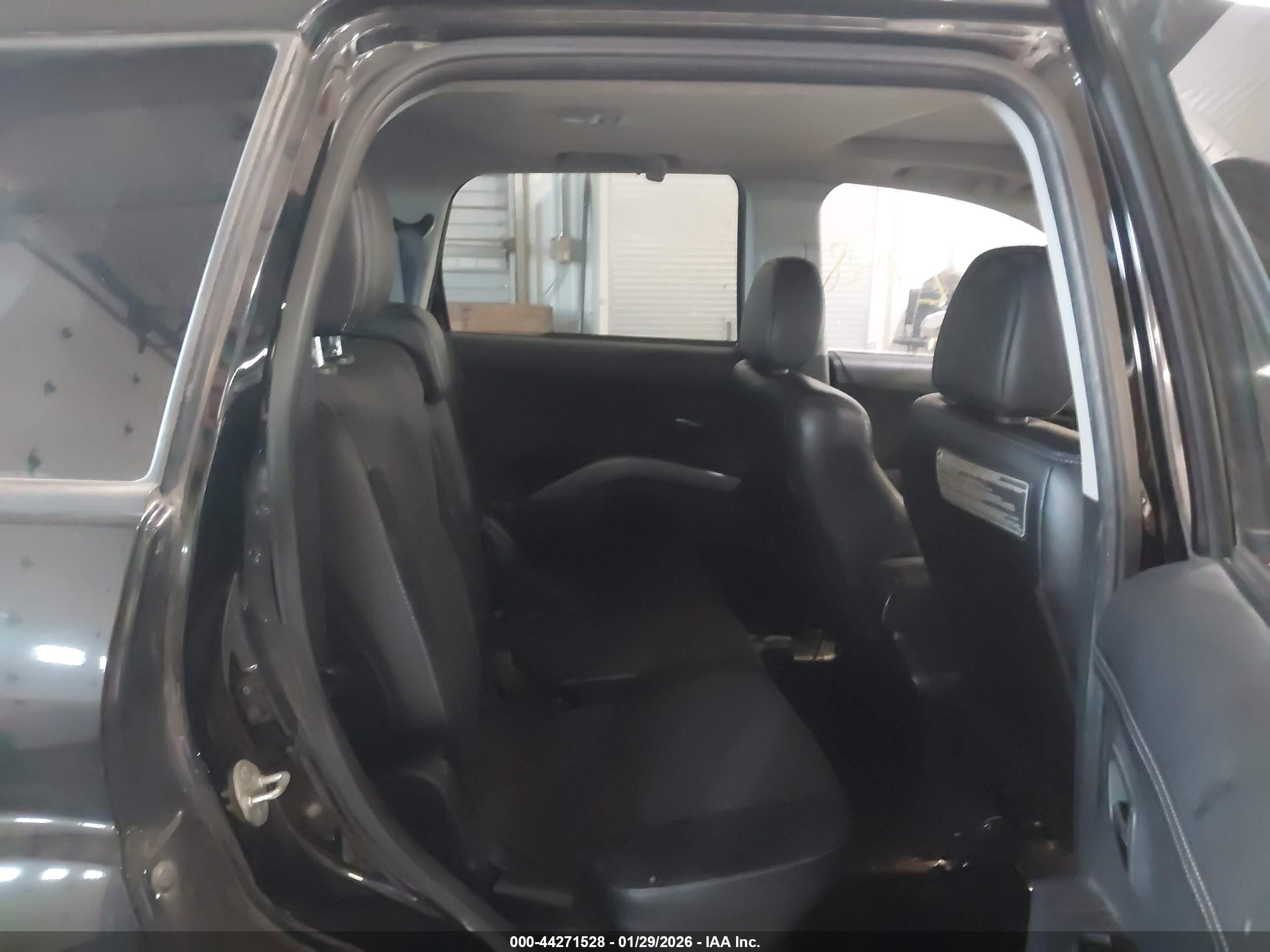 MITSUBISHI OUTLANDER image 8