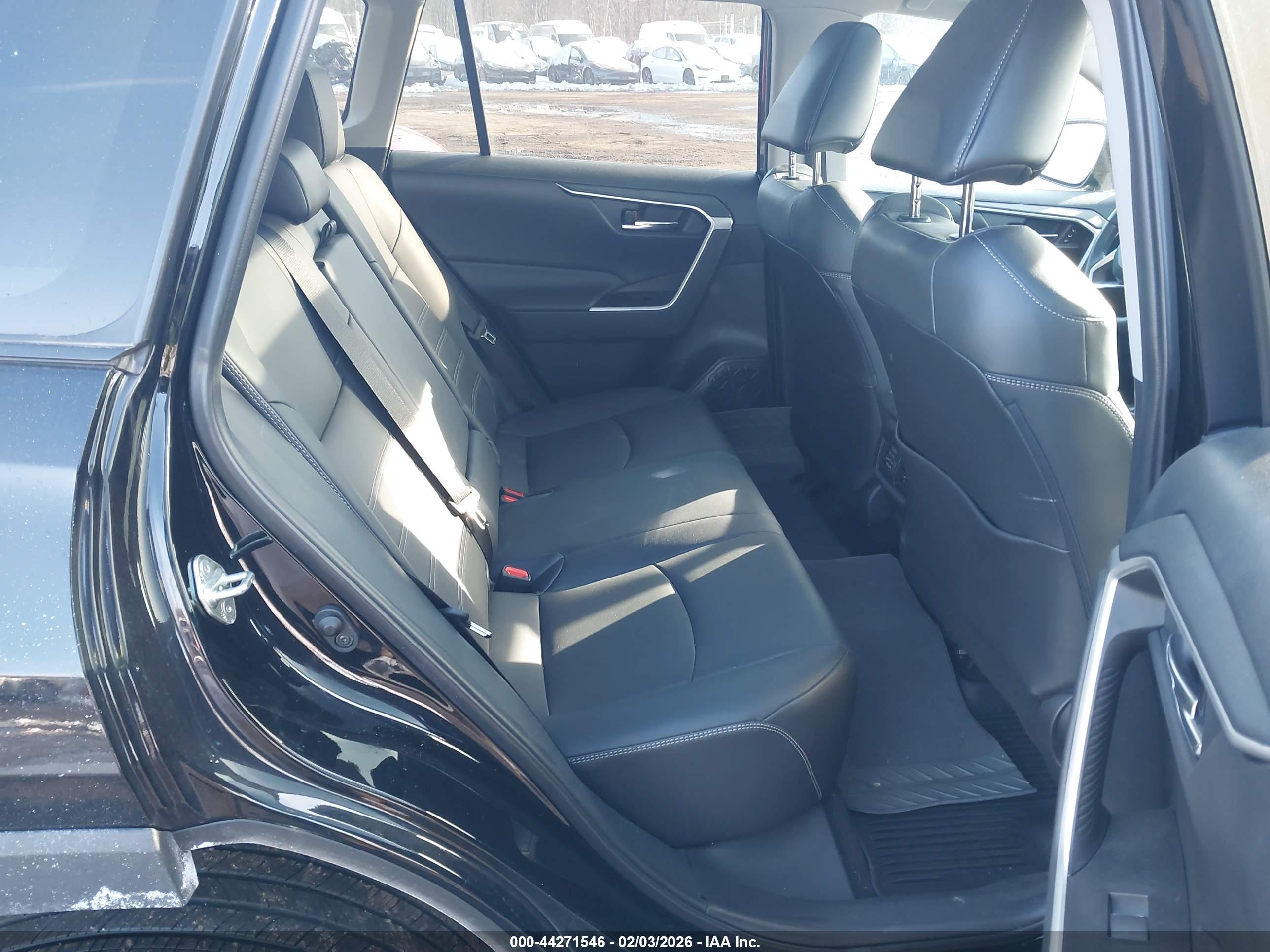 TOYOTA RAV4 image 8