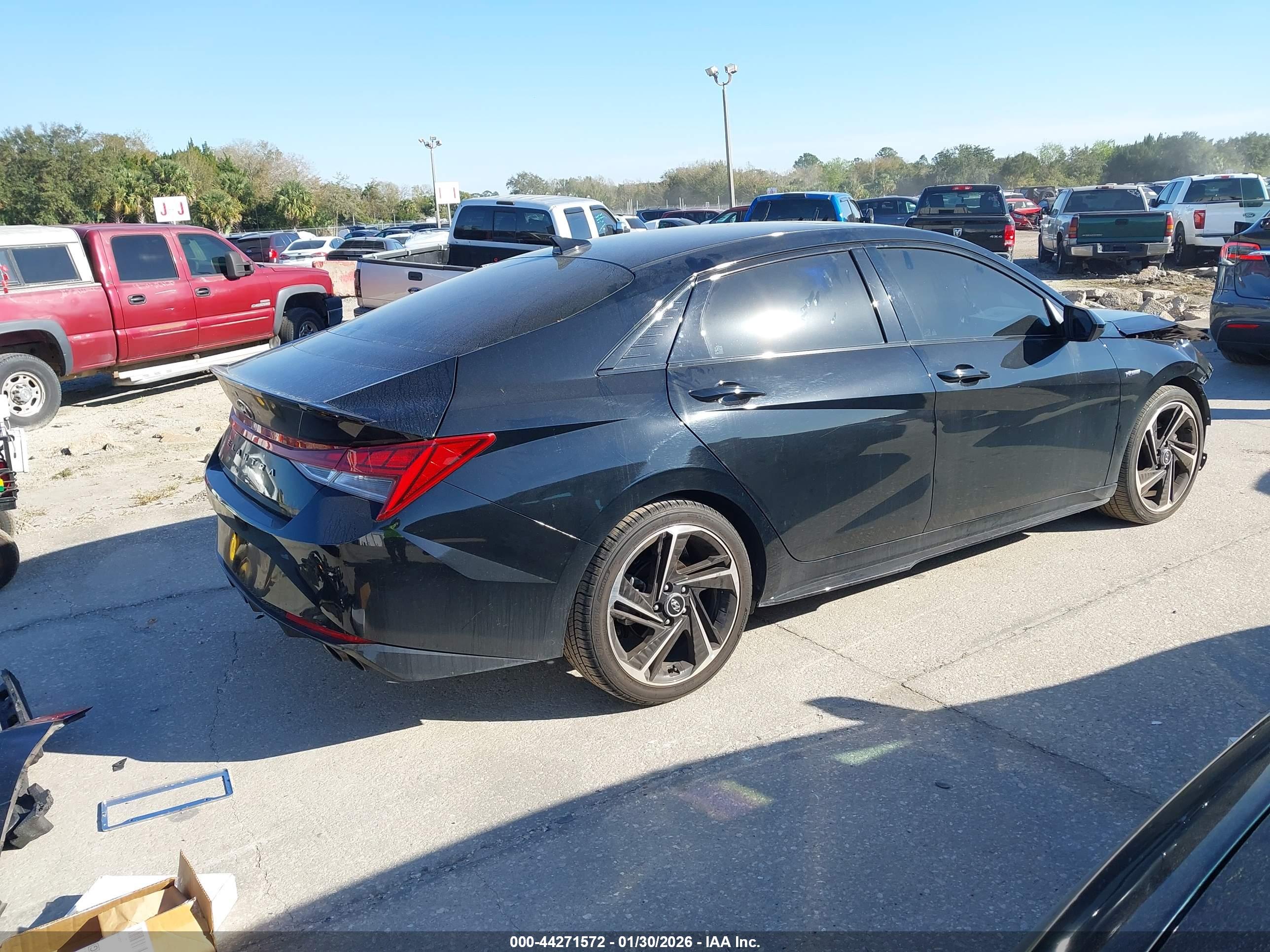 HYUNDAI ELANTRA image 4