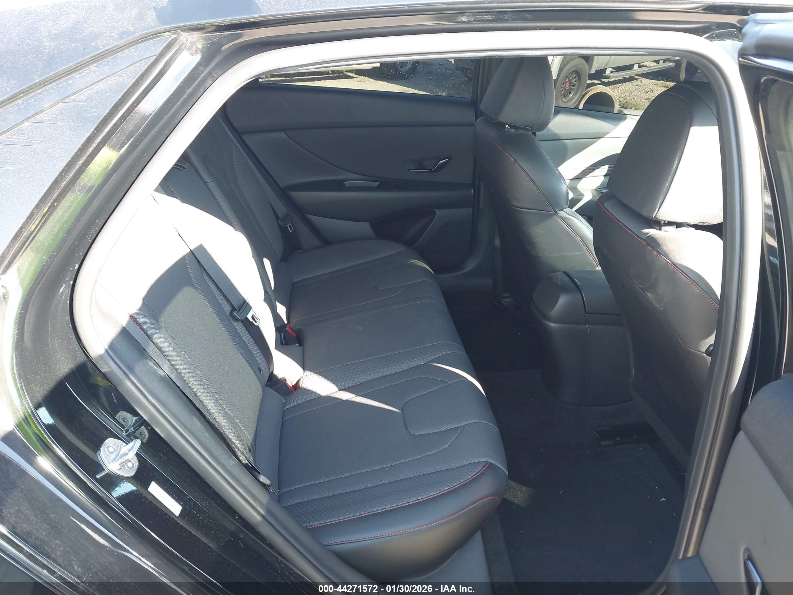 HYUNDAI ELANTRA image 8