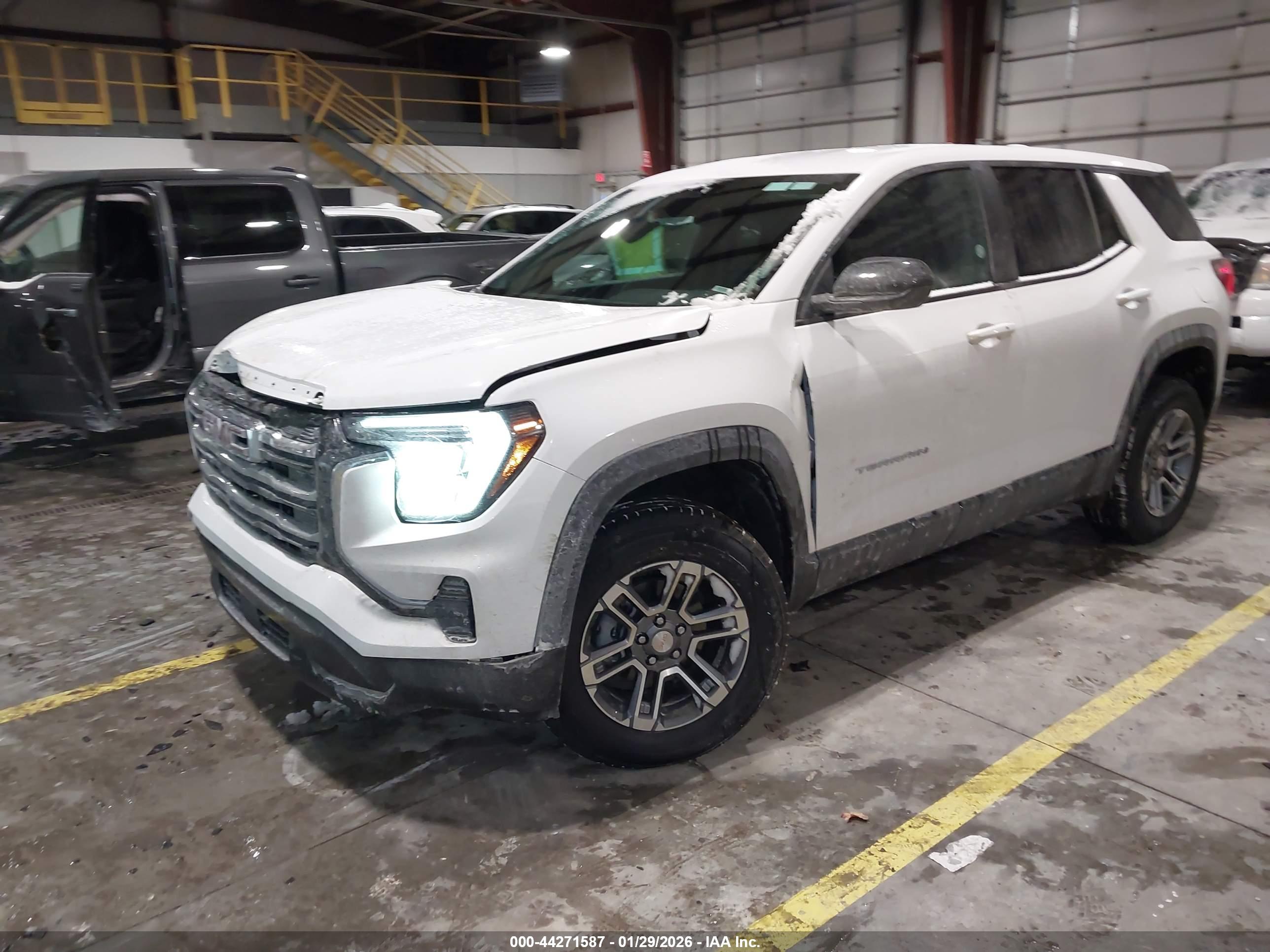GMC TERRAIN image 2