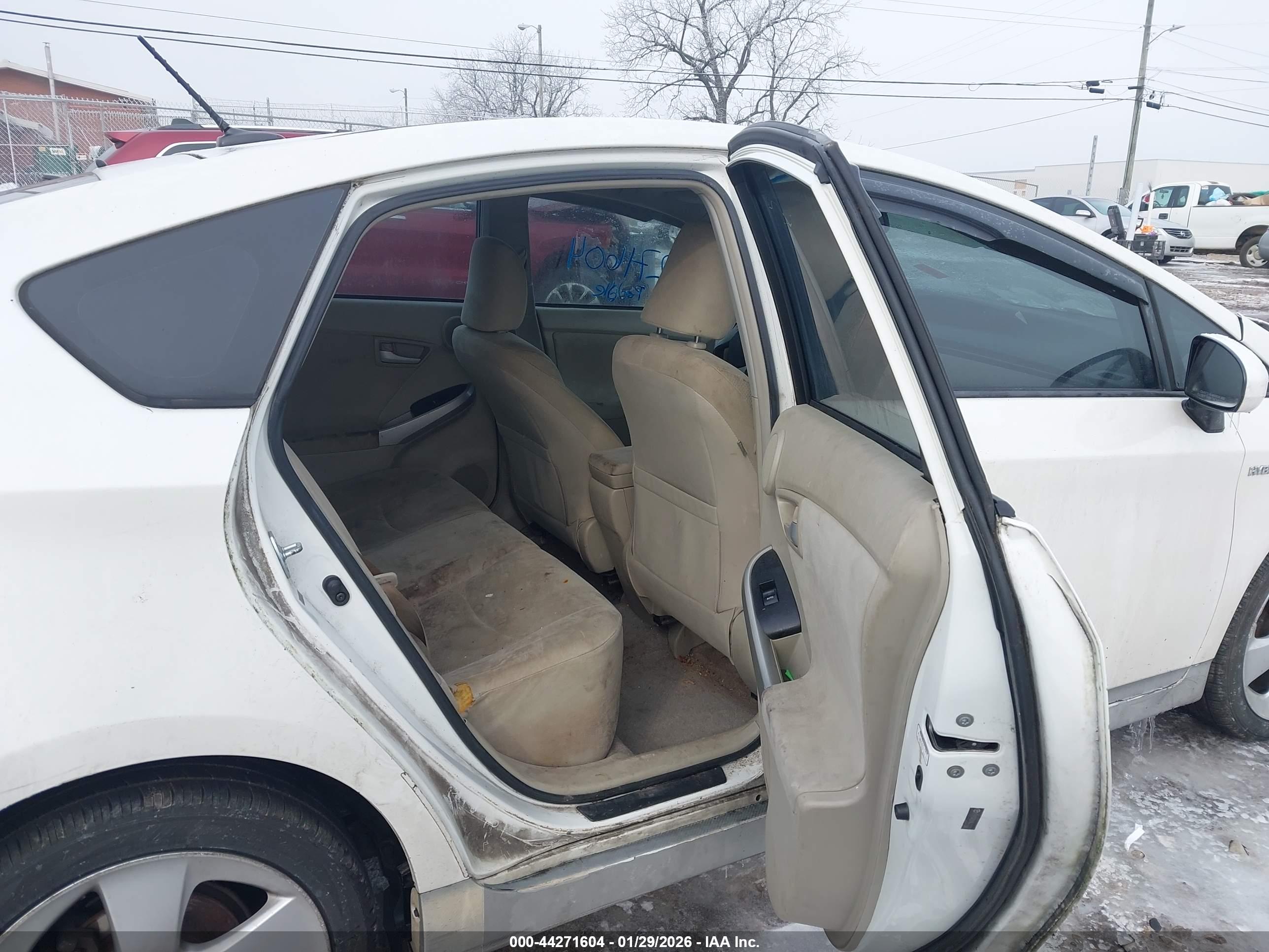 TOYOTA PRIUS image 8