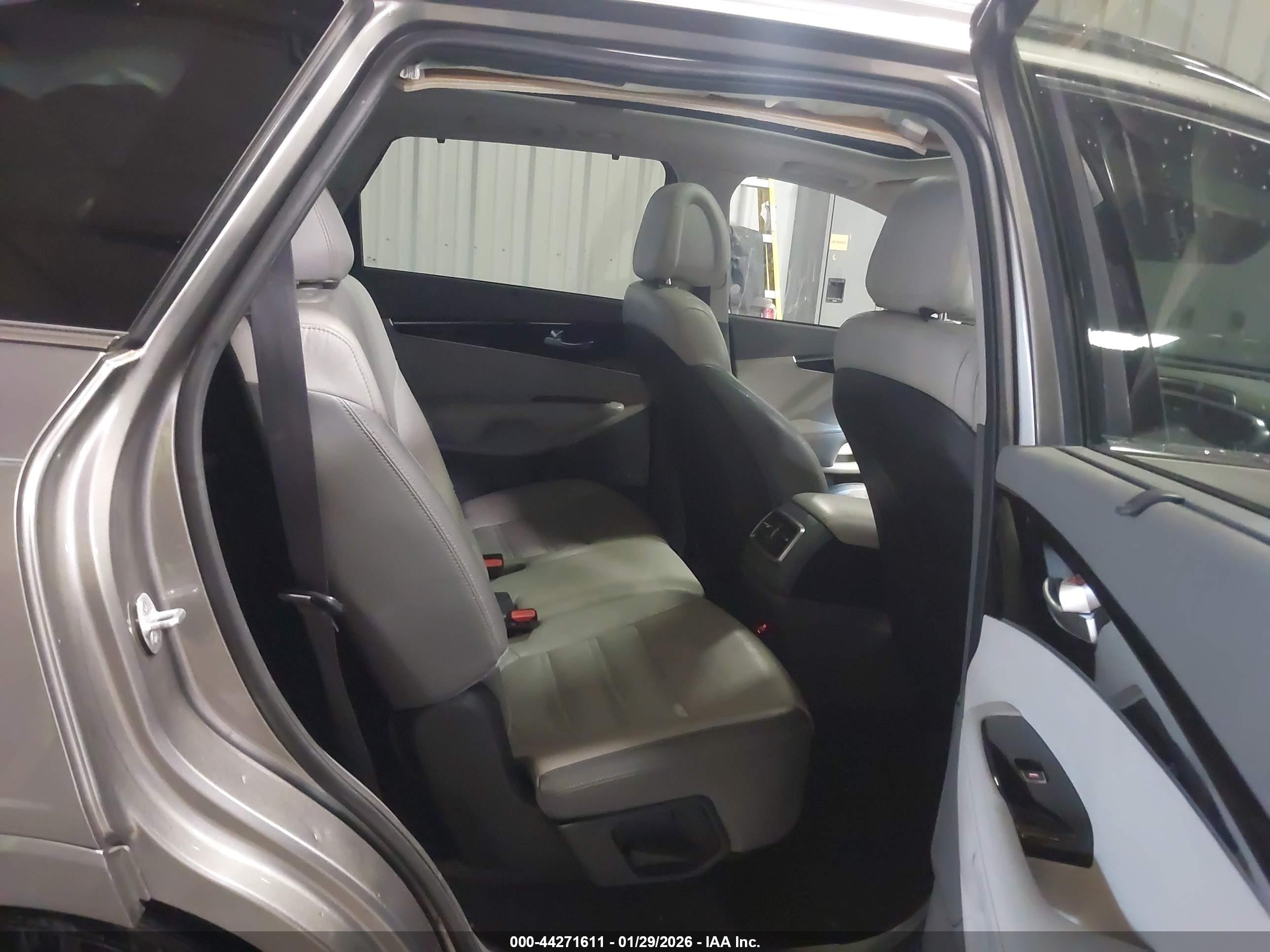 KIA SORENTO image 8