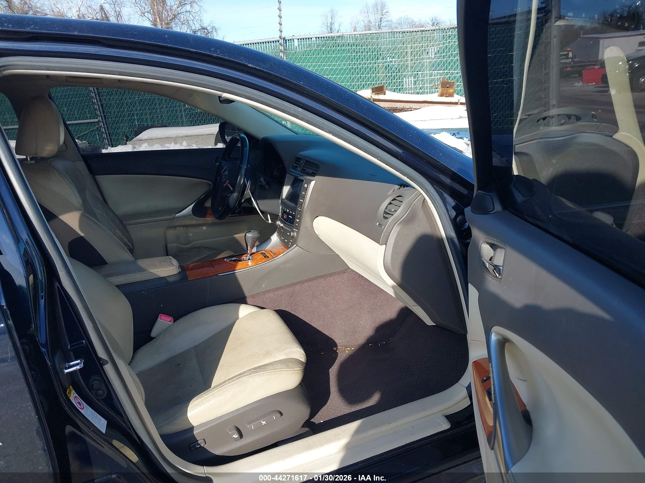 LEXUS IS image 5