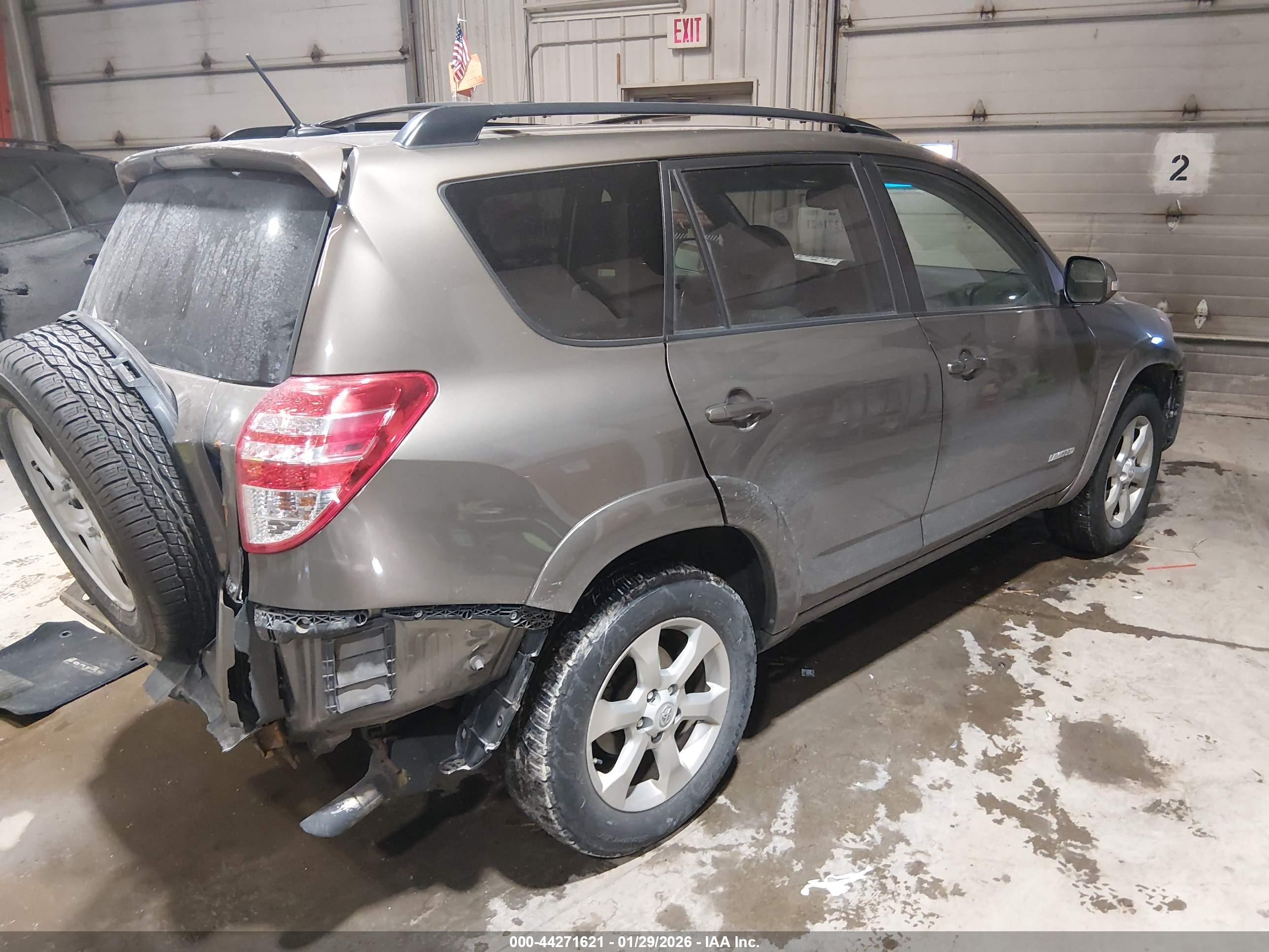TOYOTA RAV4 image 4