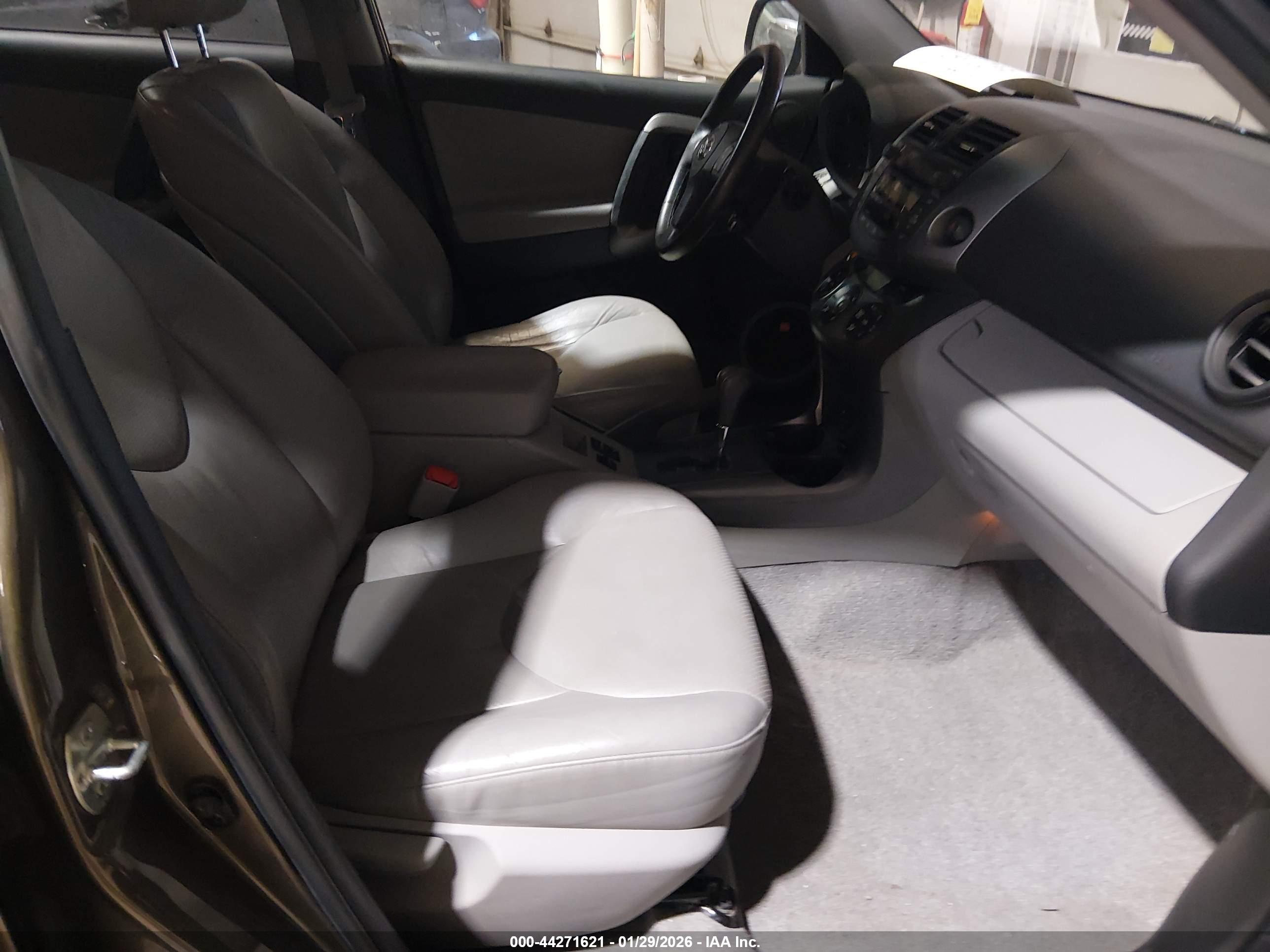 TOYOTA RAV4 image 5
