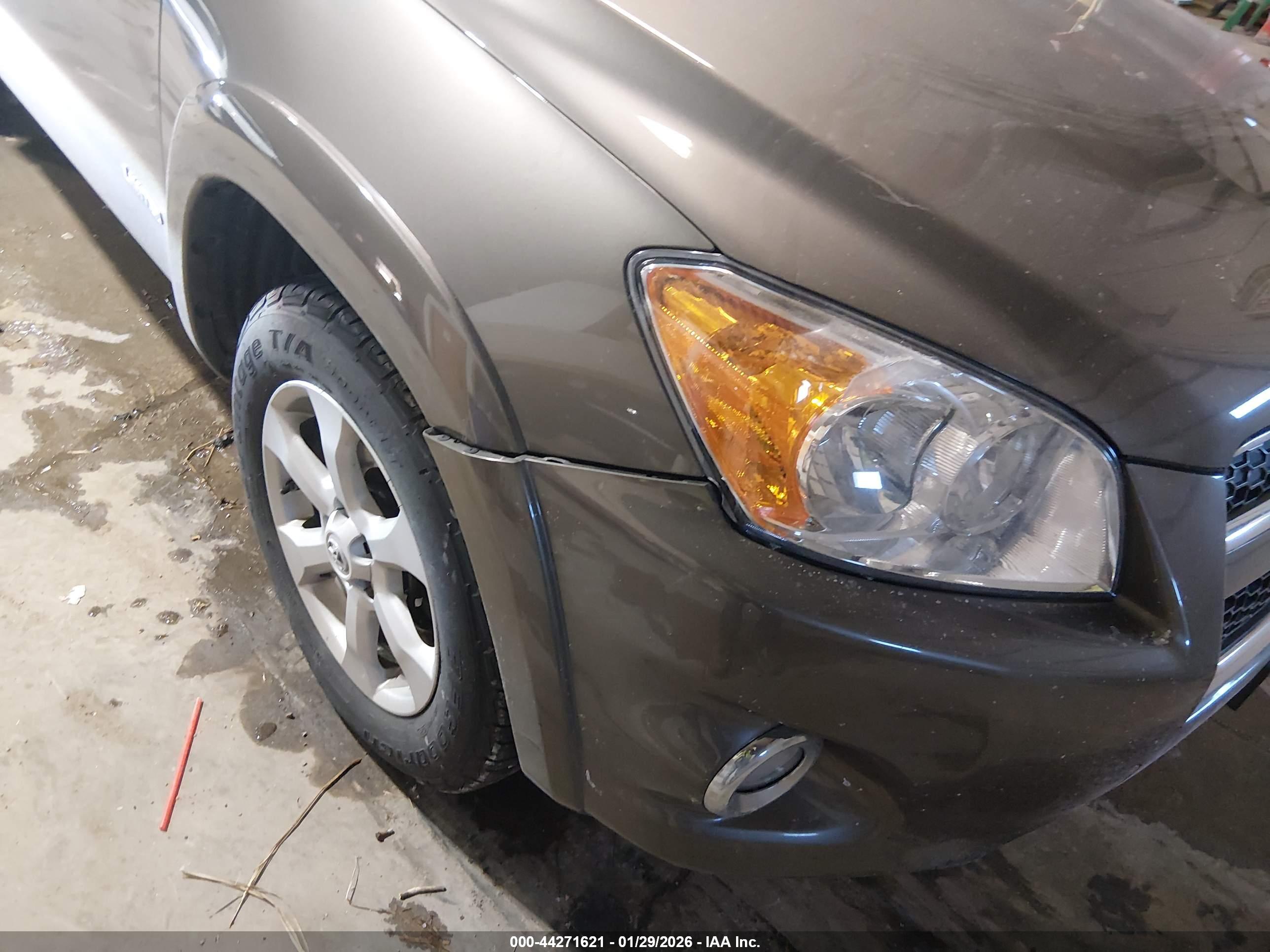 TOYOTA RAV4 image 6